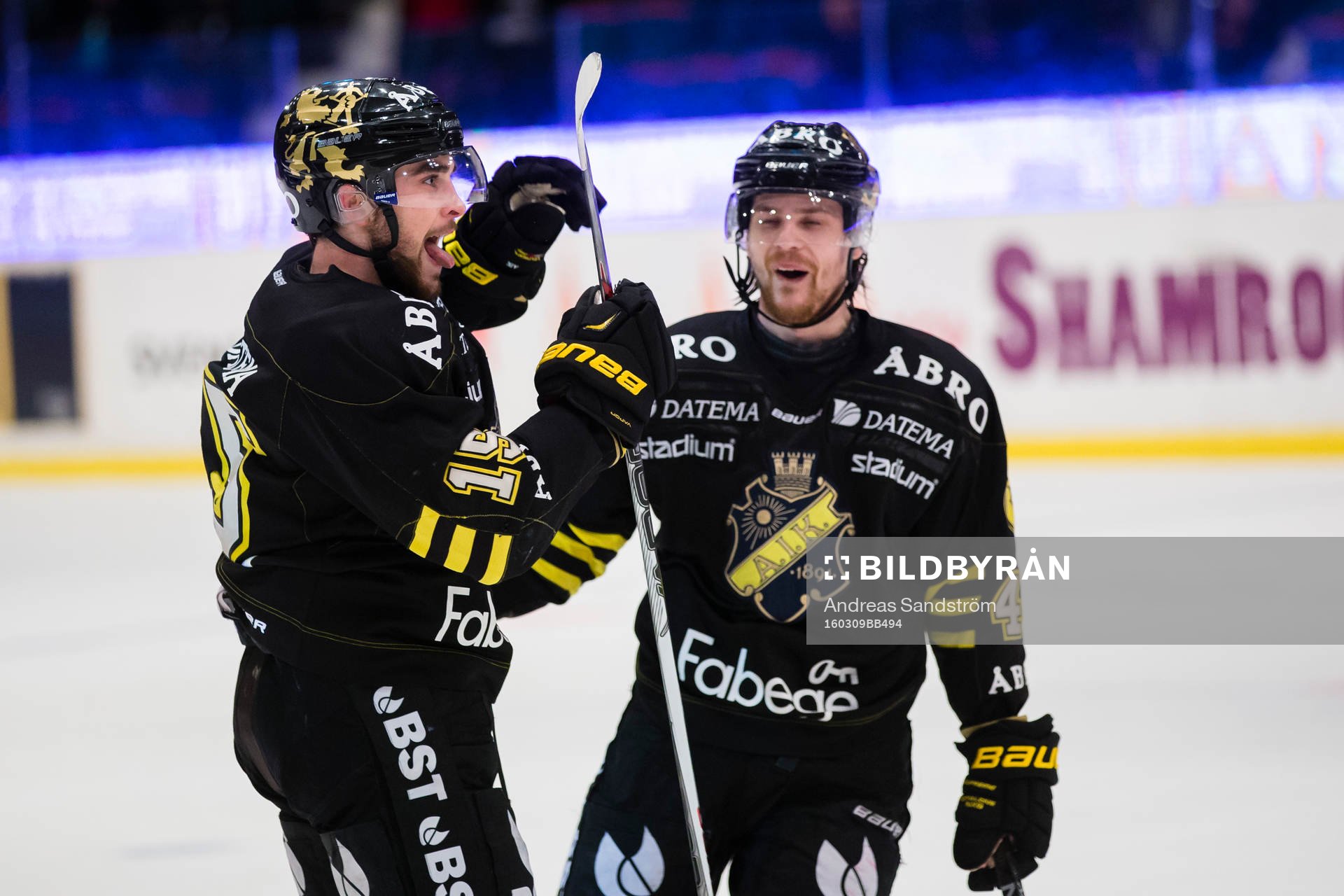 s Jonathan Andersson (v) firar 2-2 kvitteringen med att