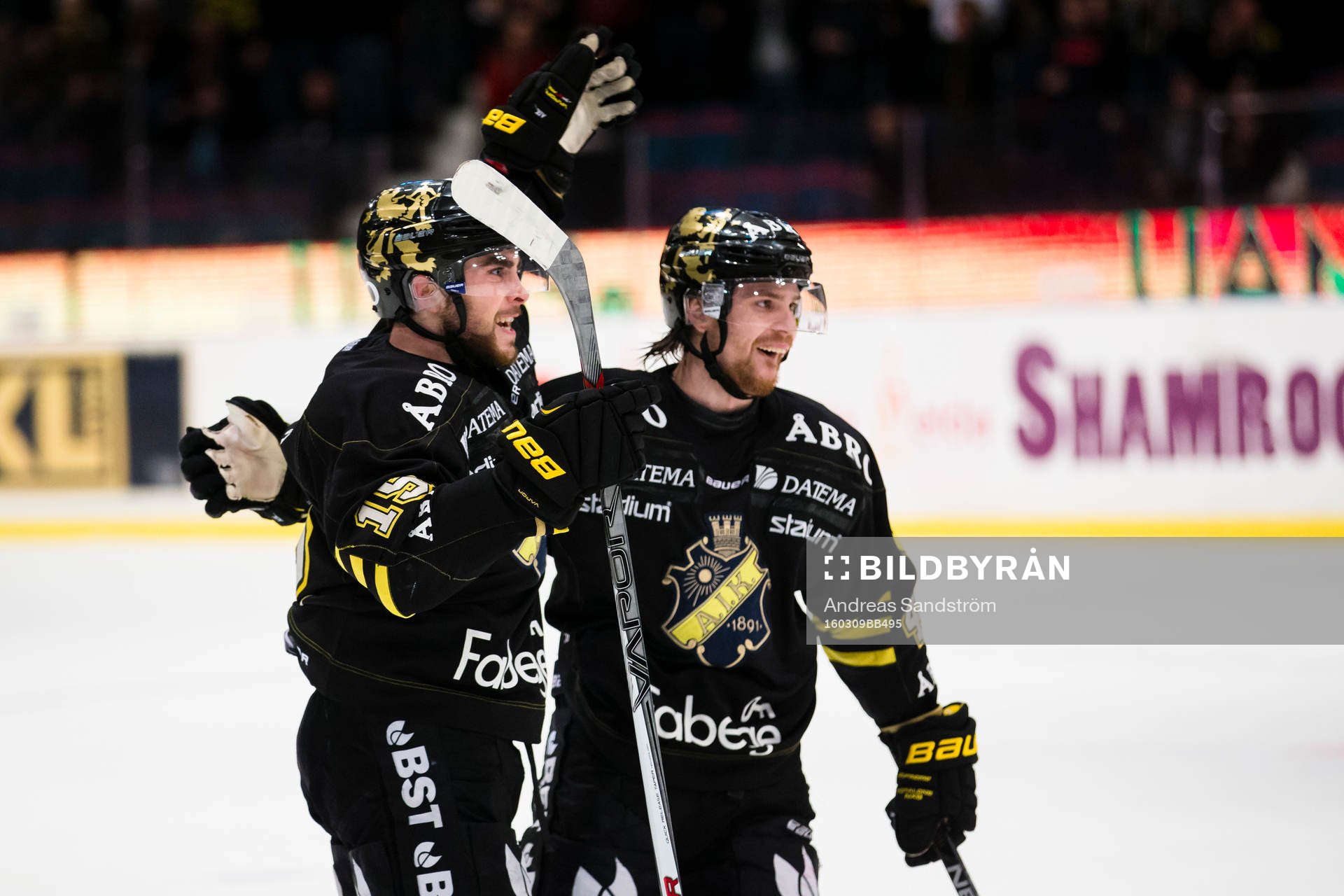 s Jonathan Andersson (v) firar 2-2 kvitteringen