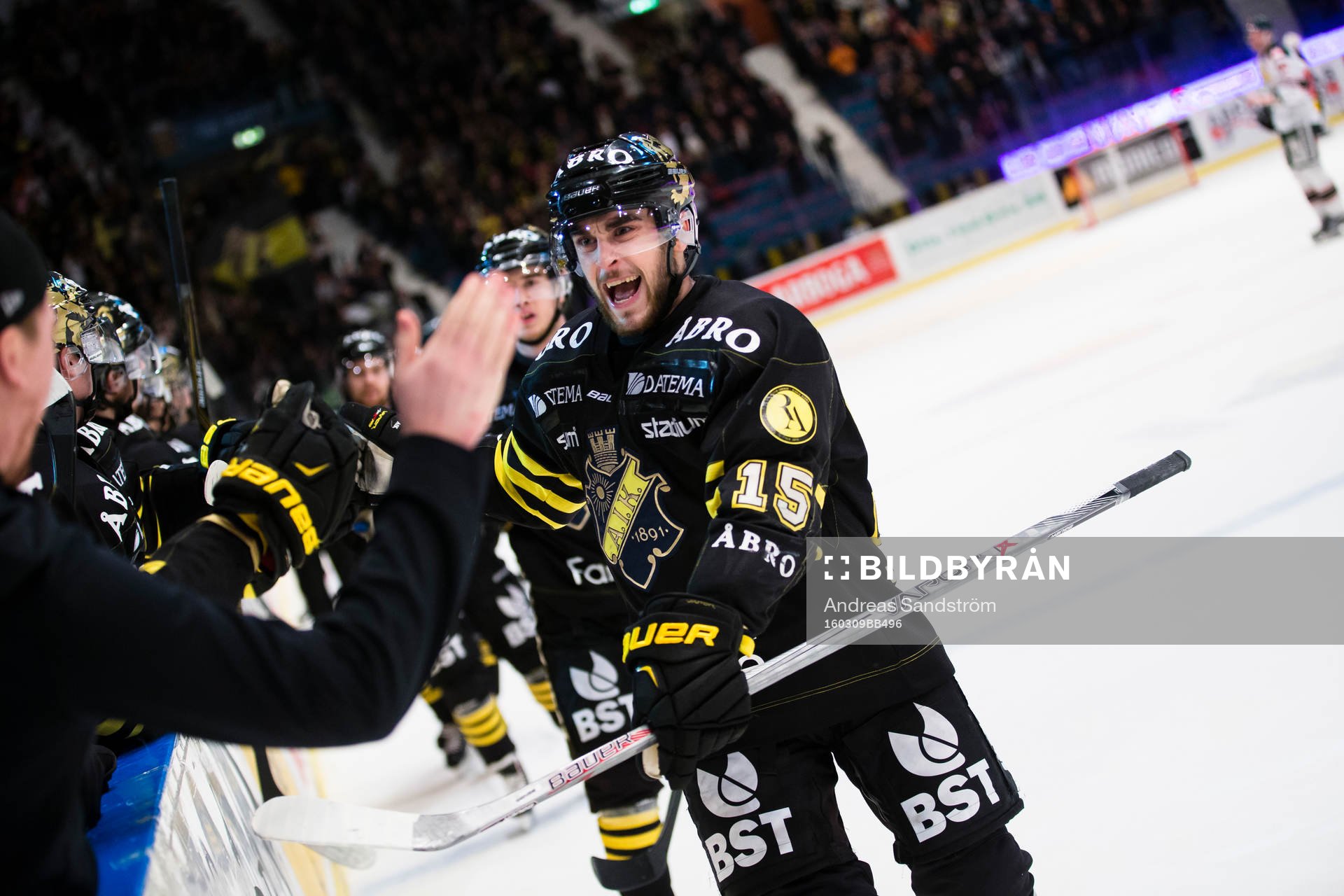 s Jonathan Andersson firar 2-2 kvitteringen