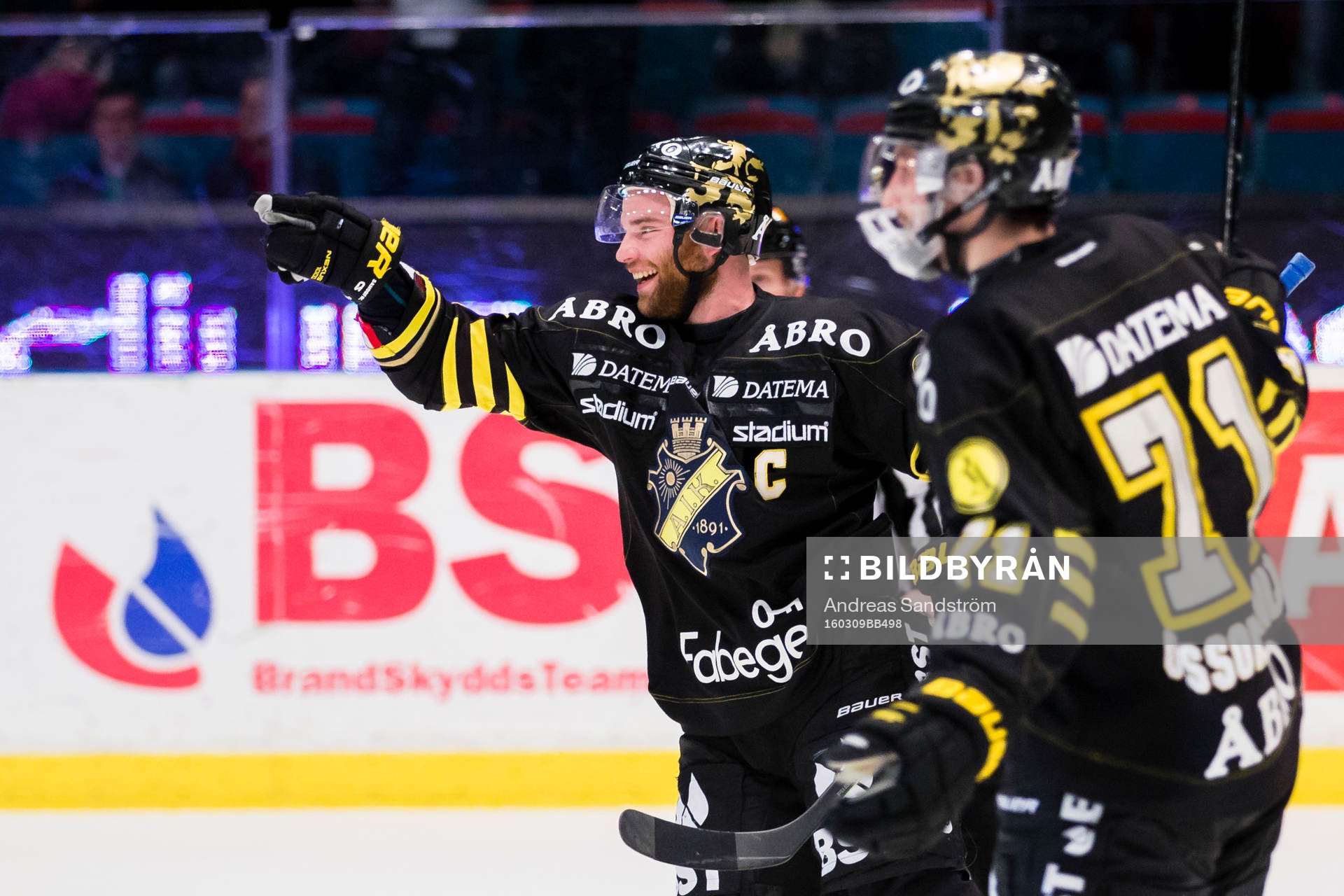 s Christian Sandberg (v) gfirar sitt  3-2 mål