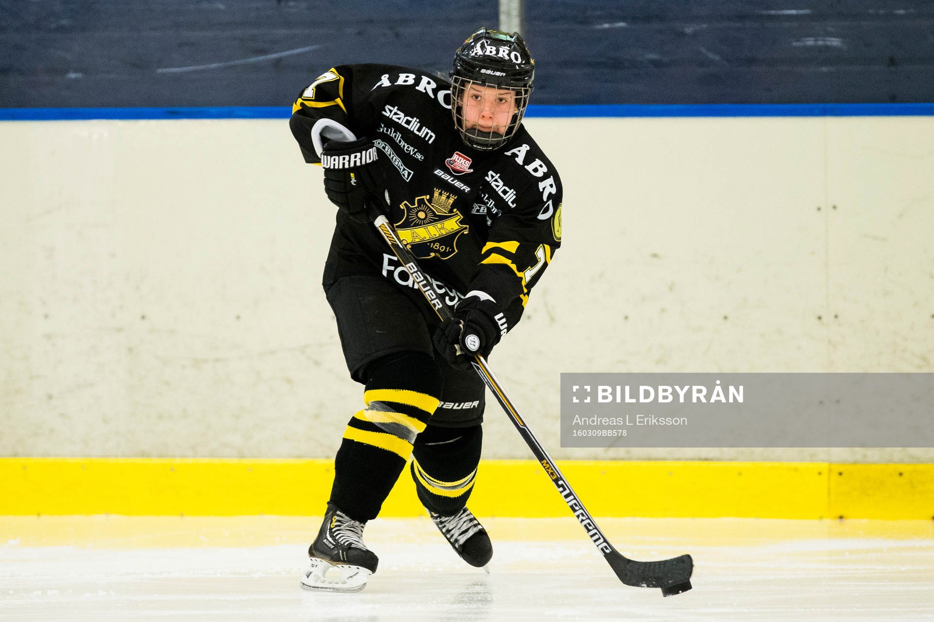 s Amanda Lundström med pucken