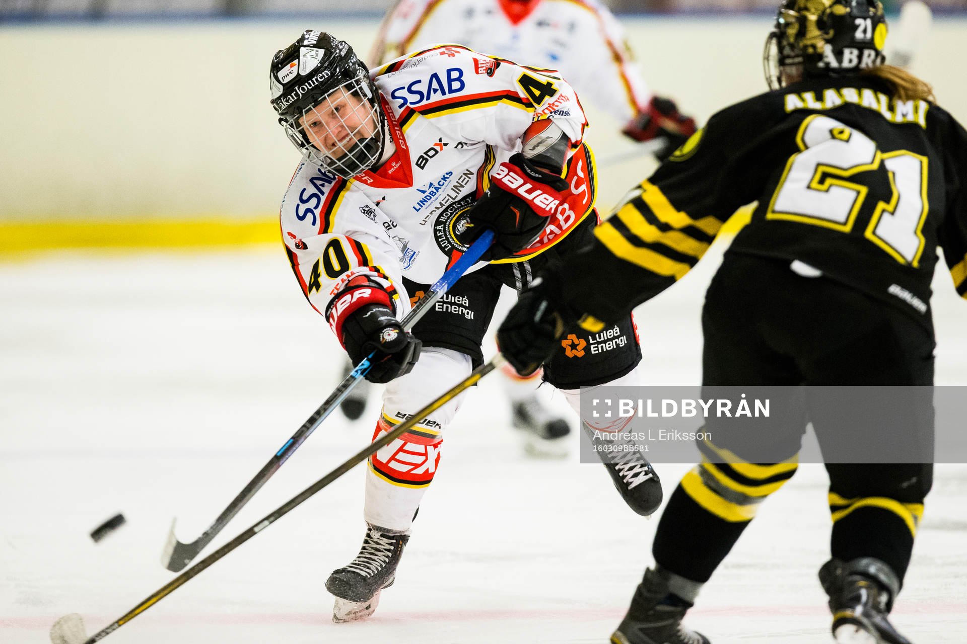 Luleås Noora Tulus med pucken