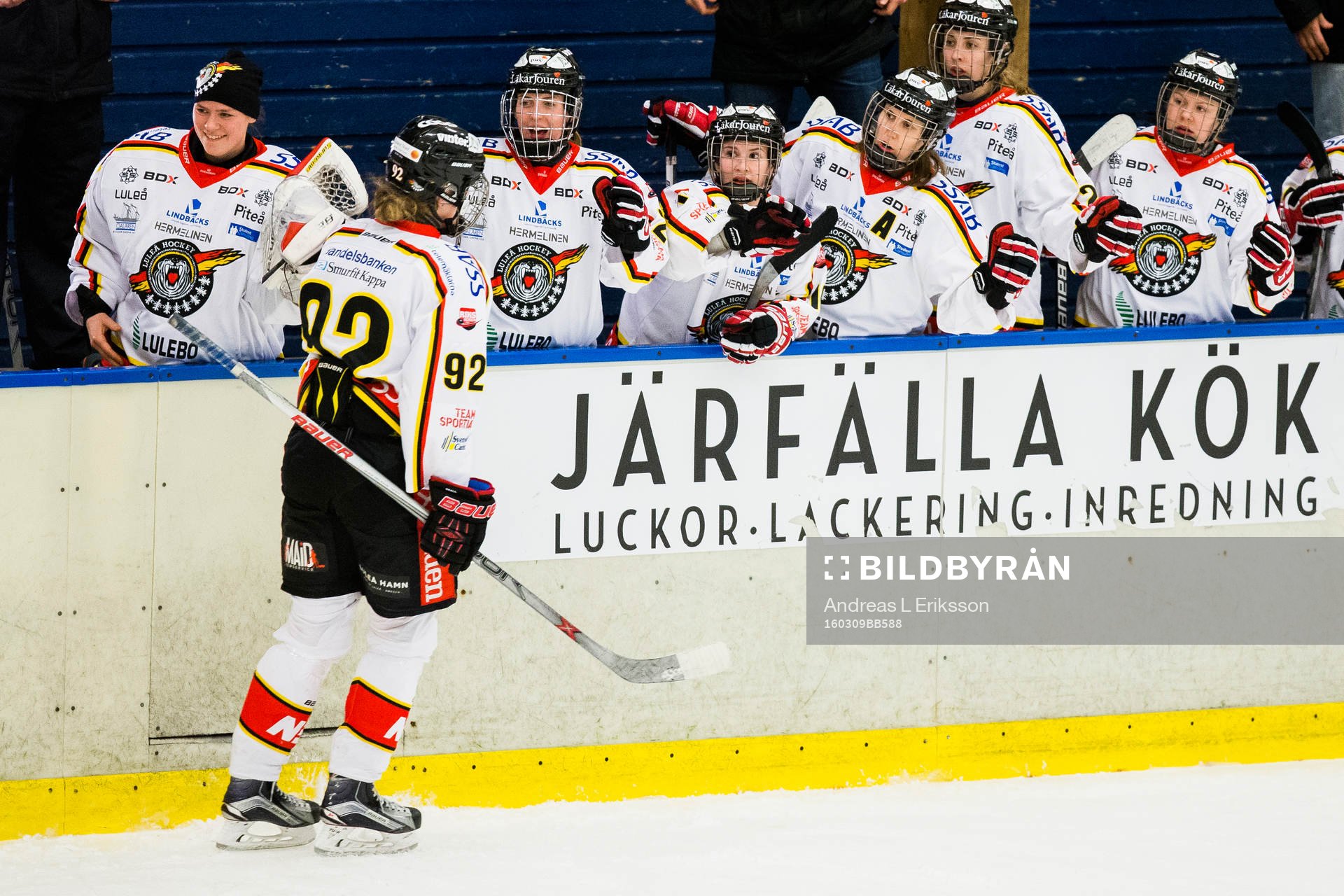 Luleås Melinda Olsson gratuleras av sina medspelare