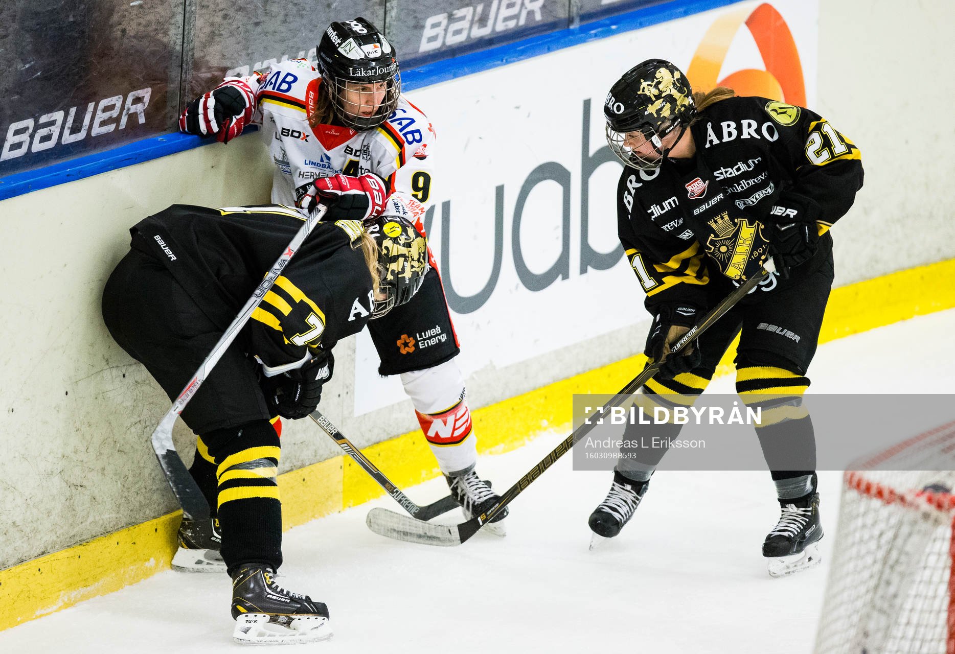s Amanda Lundström och Emmy Alasalmi i kamp om pucken med
