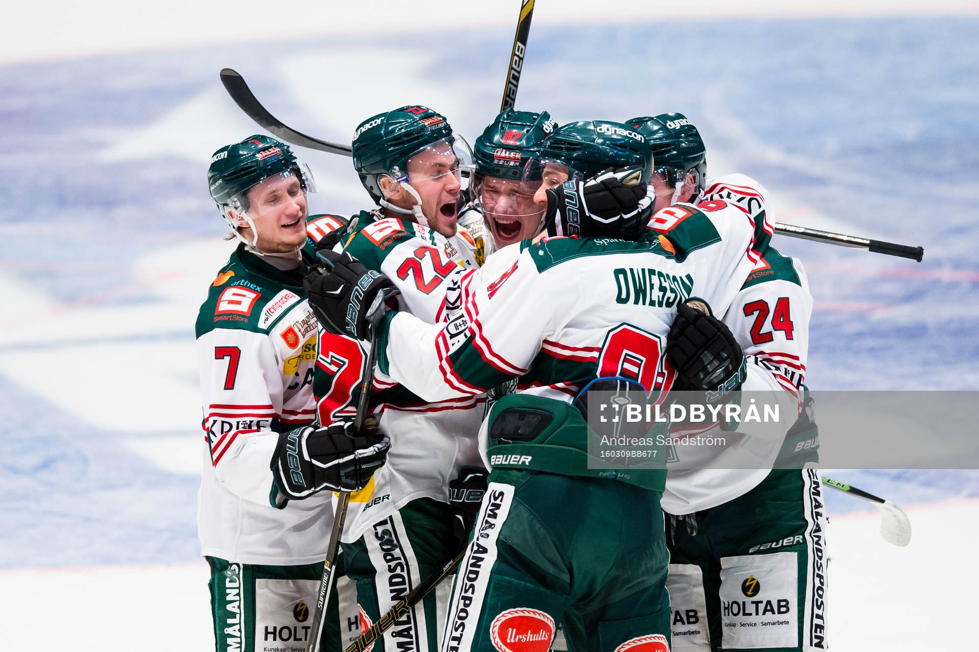 a höger) gör 3-3 och gratuleras av Kevin Ekman-Larsson