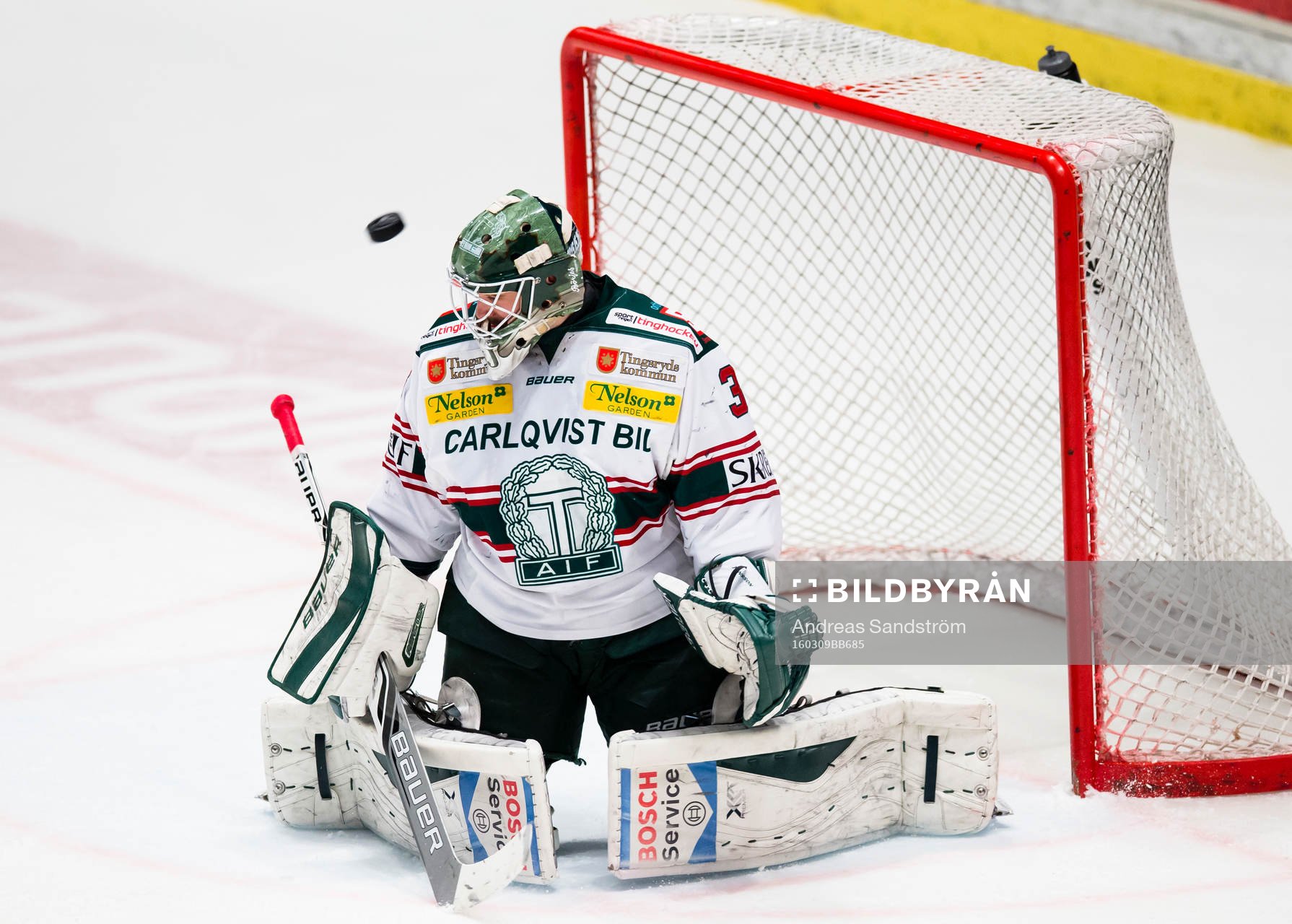 Tingsryds målvakt Johannes Jönsson ser pucken passera mål