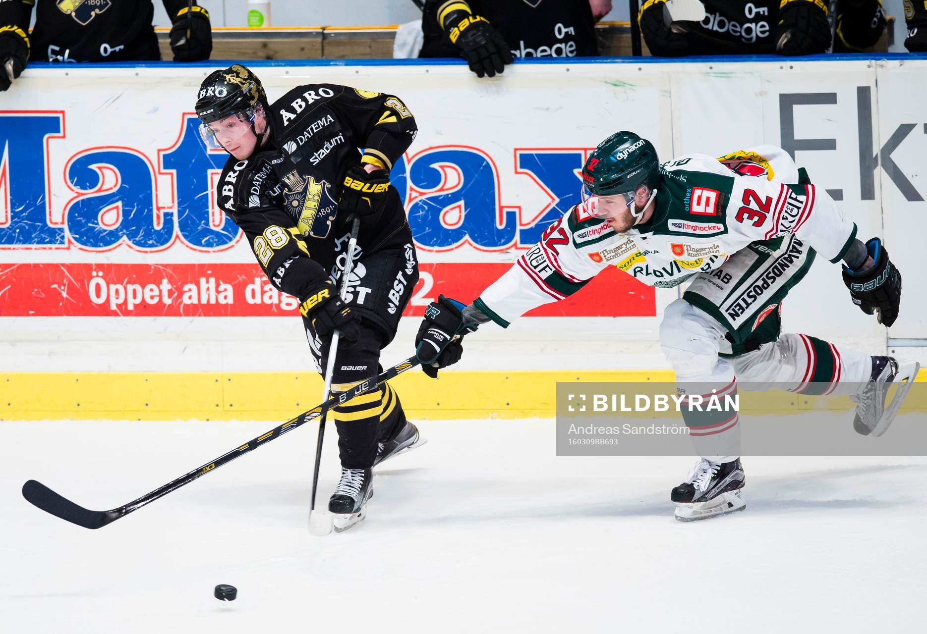 s Jesper Frödén i kamp om pucken med Tingsryds Robin