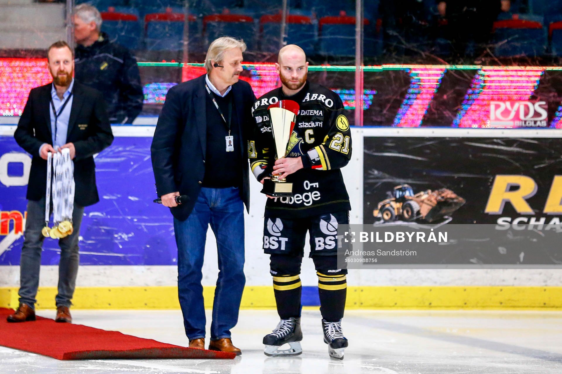 s Christian Sandberg med segerpokalen