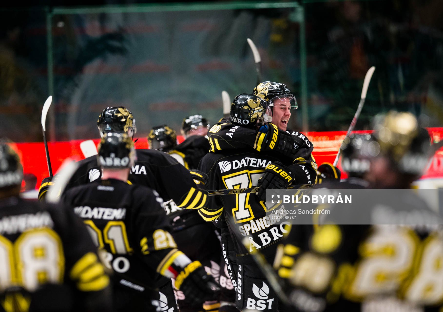 Glada AIK spelare firar segern