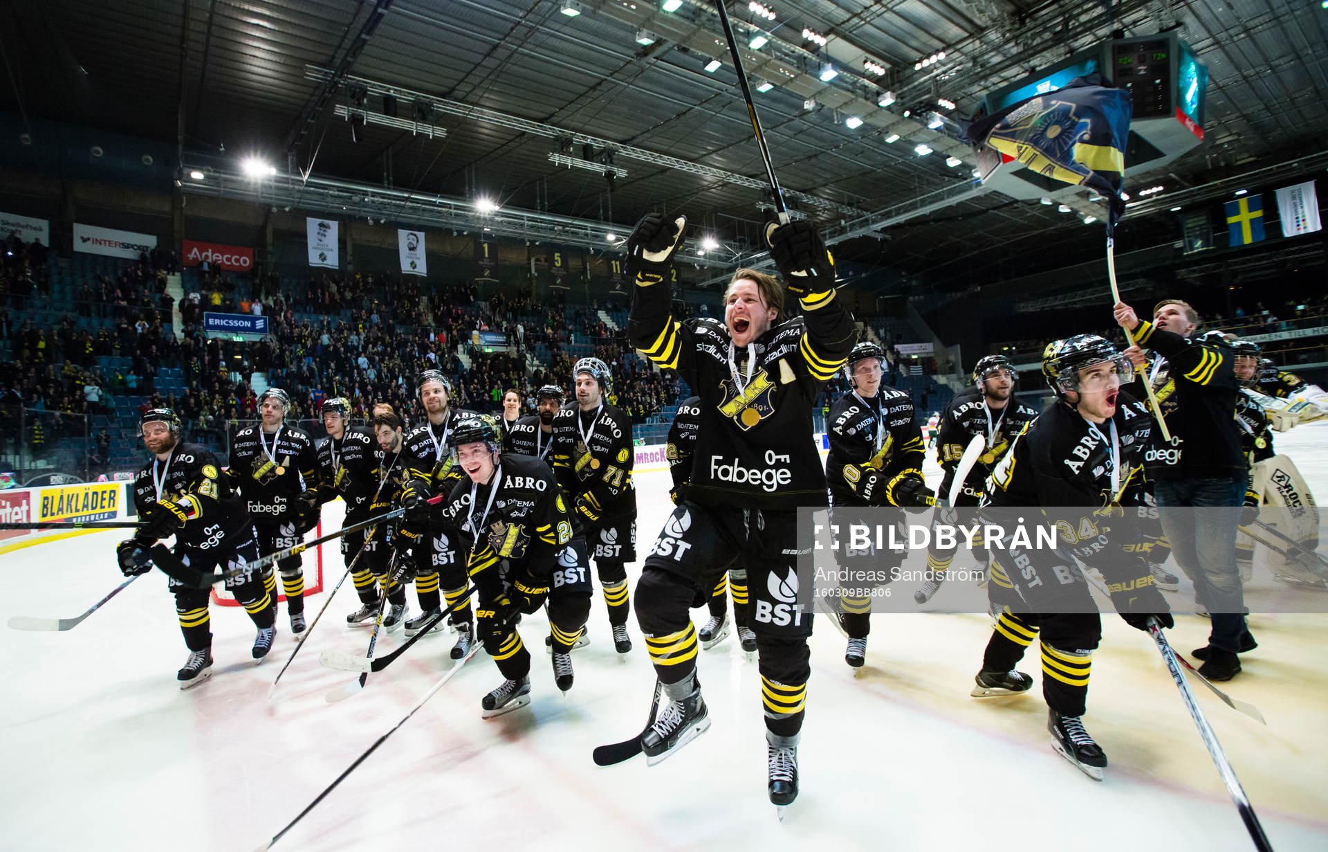 s Marcus Jonsson (närmast i bild) firar med lagkamrater