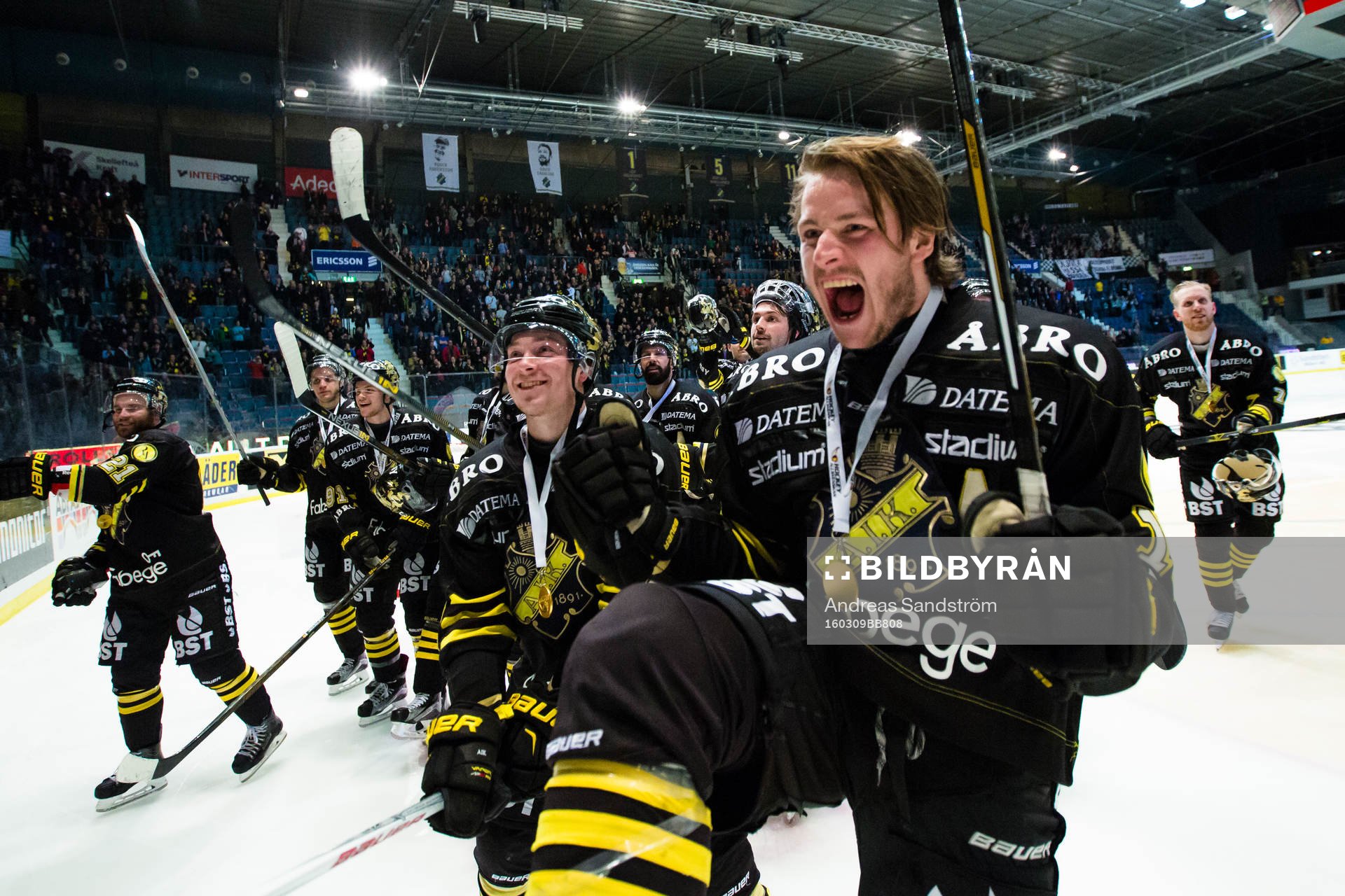 s Marcus Jonsson (närmast i bild) firar med lagkamrater