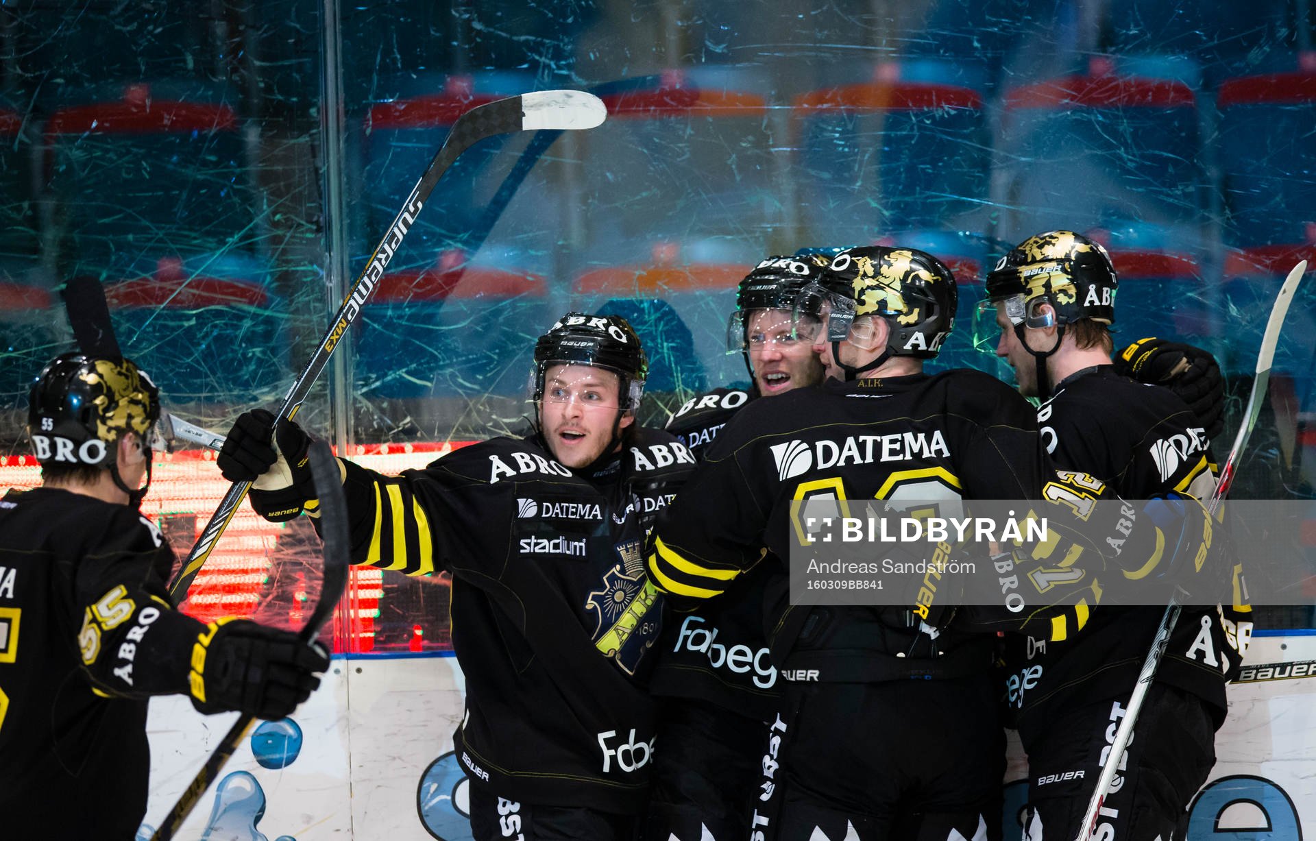 s Jonas Almtorp gör 1-0 och firar med lagkamrater