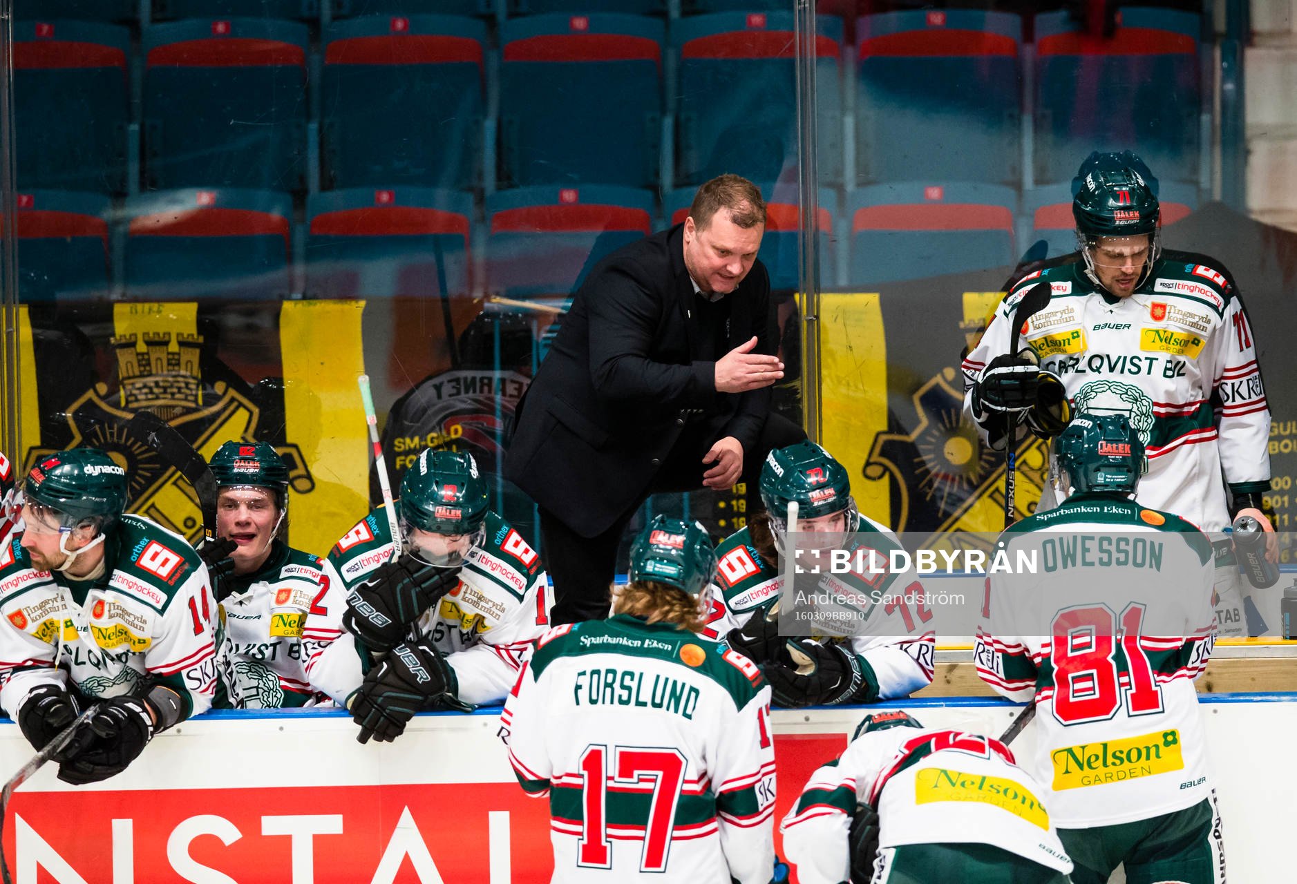 Tingsryds Tränare Magnus Sundqvist ger direktiv till