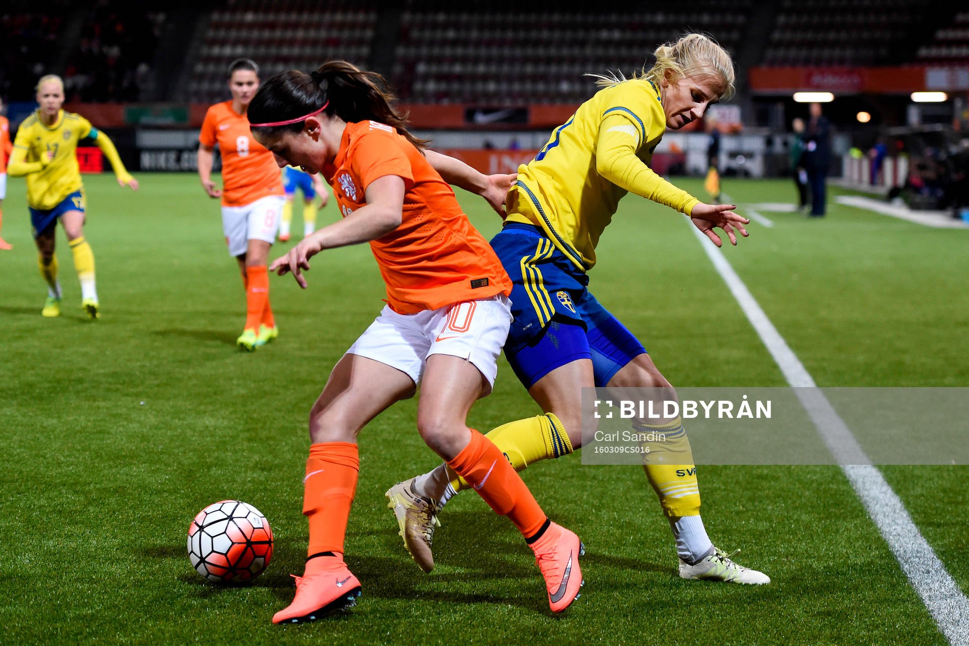 Nederländernas Daniëlle van de Donk och Sveriges Sofia Jakobsson under OS-kvalmatchen i fotboll mellan Nederländerna och Sverige den 9 mars 2016 i Rotterdam.