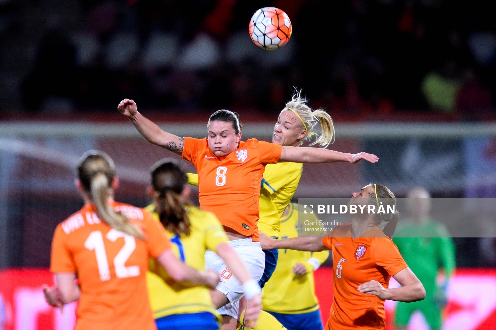 Nederländernas Sherida Spitse och Sveriges Caroline Seger under OS-kvalmatchen i fotboll mellan Nederländerna och Sverige den 9 mars 2016 i Rotterdam.