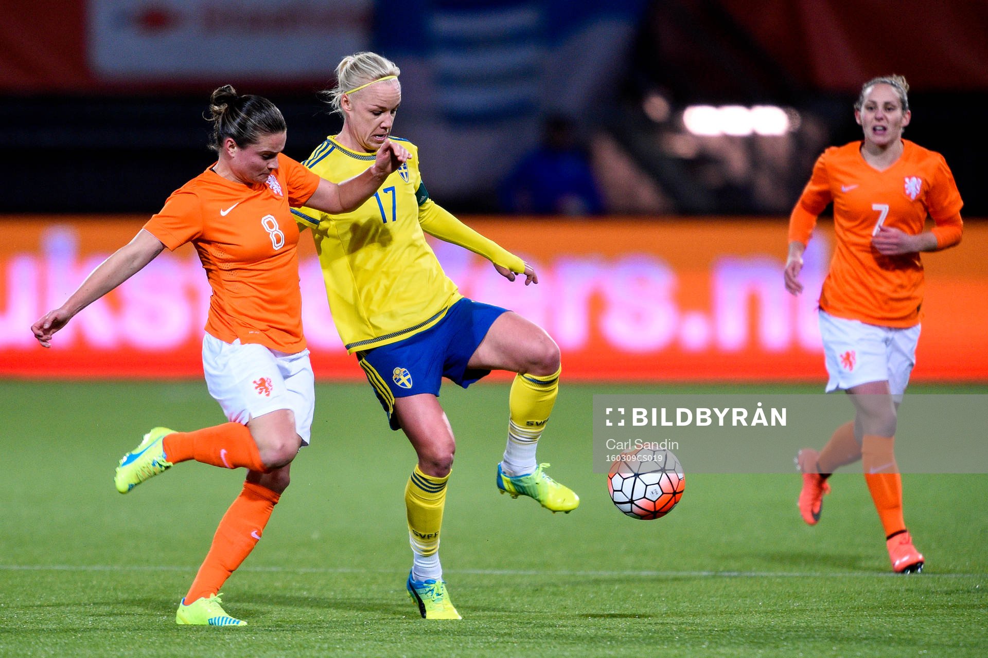 Nederländernas Sherida Spitse och Sveriges Caroline Seger under OS-kvalmatchen i fotboll mellan Nederländerna och Sverige den 9 mars 2016 i Rotterdam.
