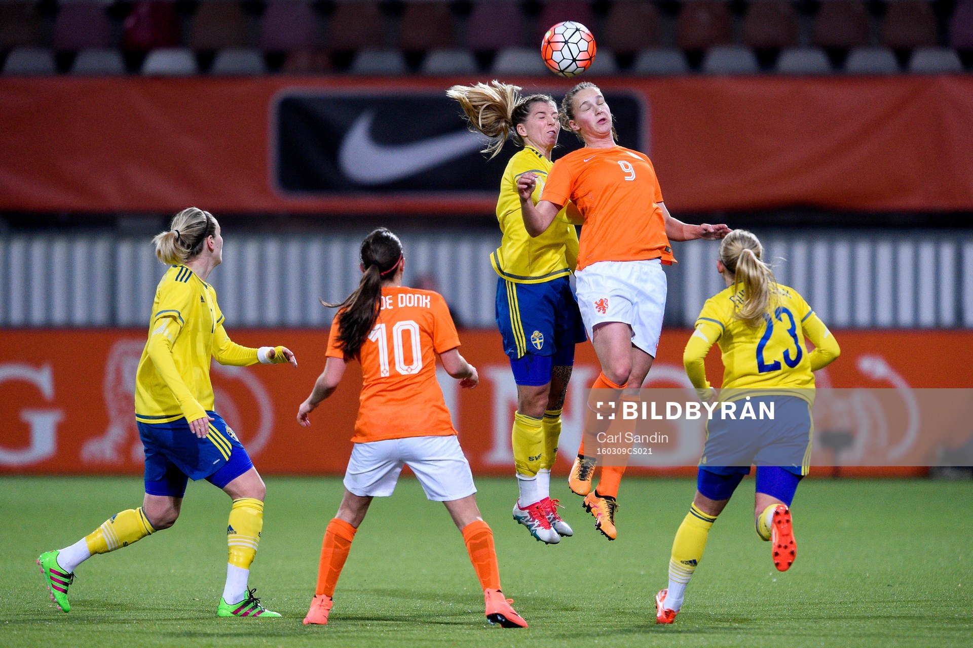 Sveriges Linda Sembrant och Nederländernas Vivianne Miedema under OS-kvalmatchen i fotboll mellan Nederländerna och Sverige den 9 mars 2016 i Rotterdam.