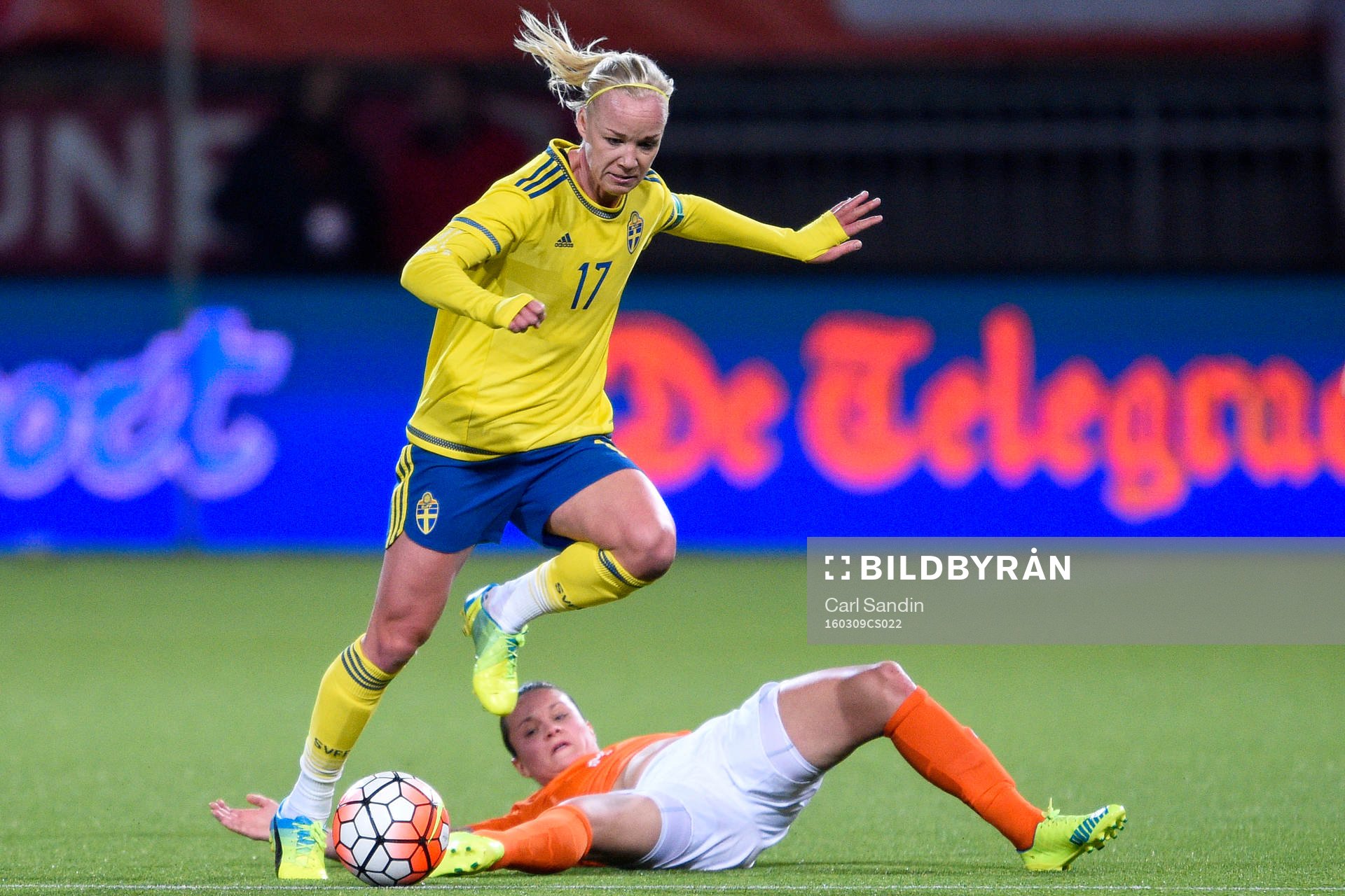 Sveriges Caroline Seger och Nederländernas Sherida Spitse under OS-kvalmatchen i fotboll mellan Nederländerna och Sverige den 9 mars 2016 i Rotterdam.