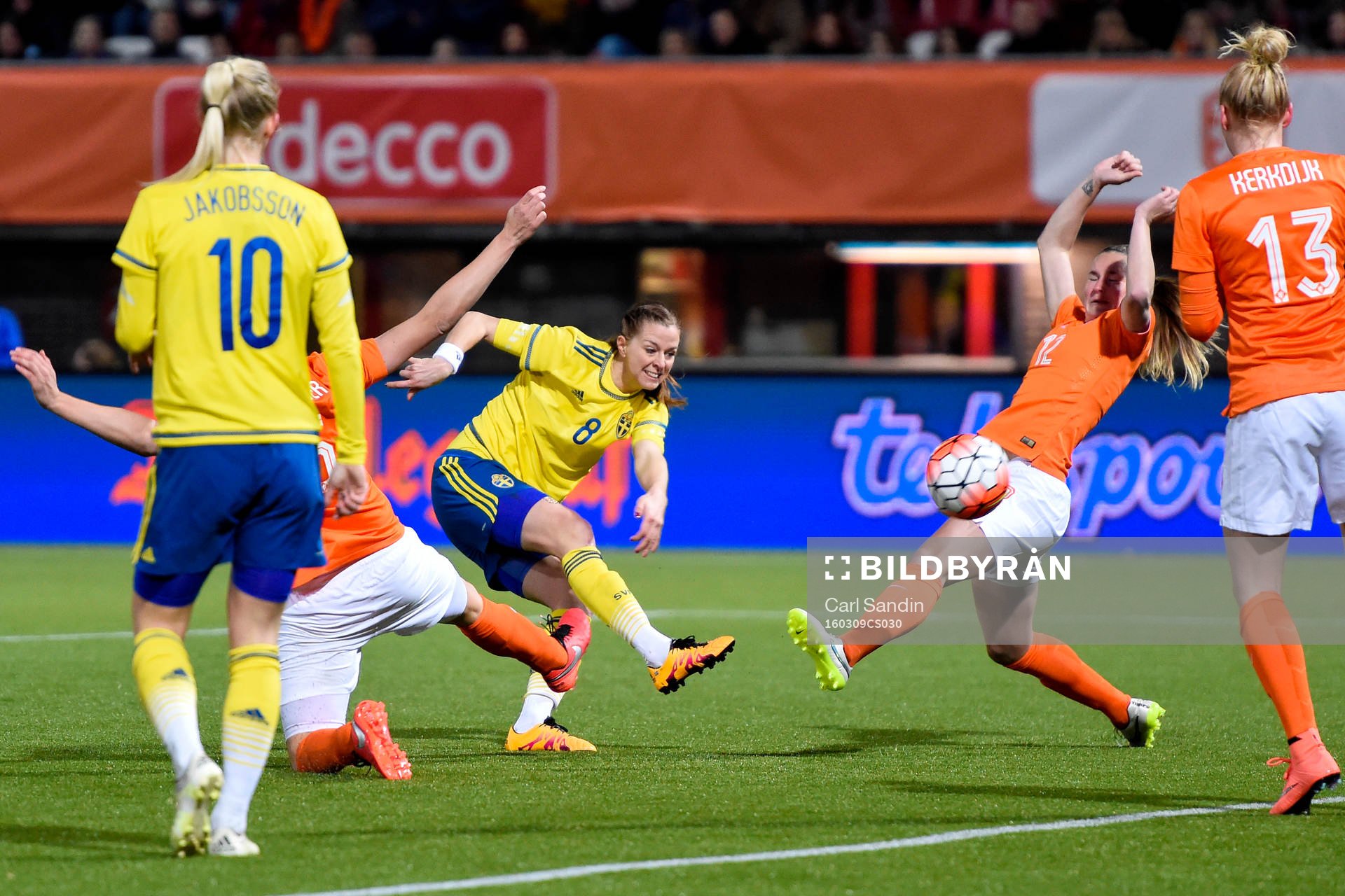 Sveriges Lotta Schelin skjuter mot mål under OS-kvalmatchen i fotboll mellan Nederländerna och Sverige den 9 mars 2016 i Rotterdam.