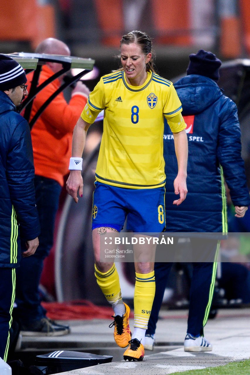 Sveriges Lotta Schelin får gå ut skadad