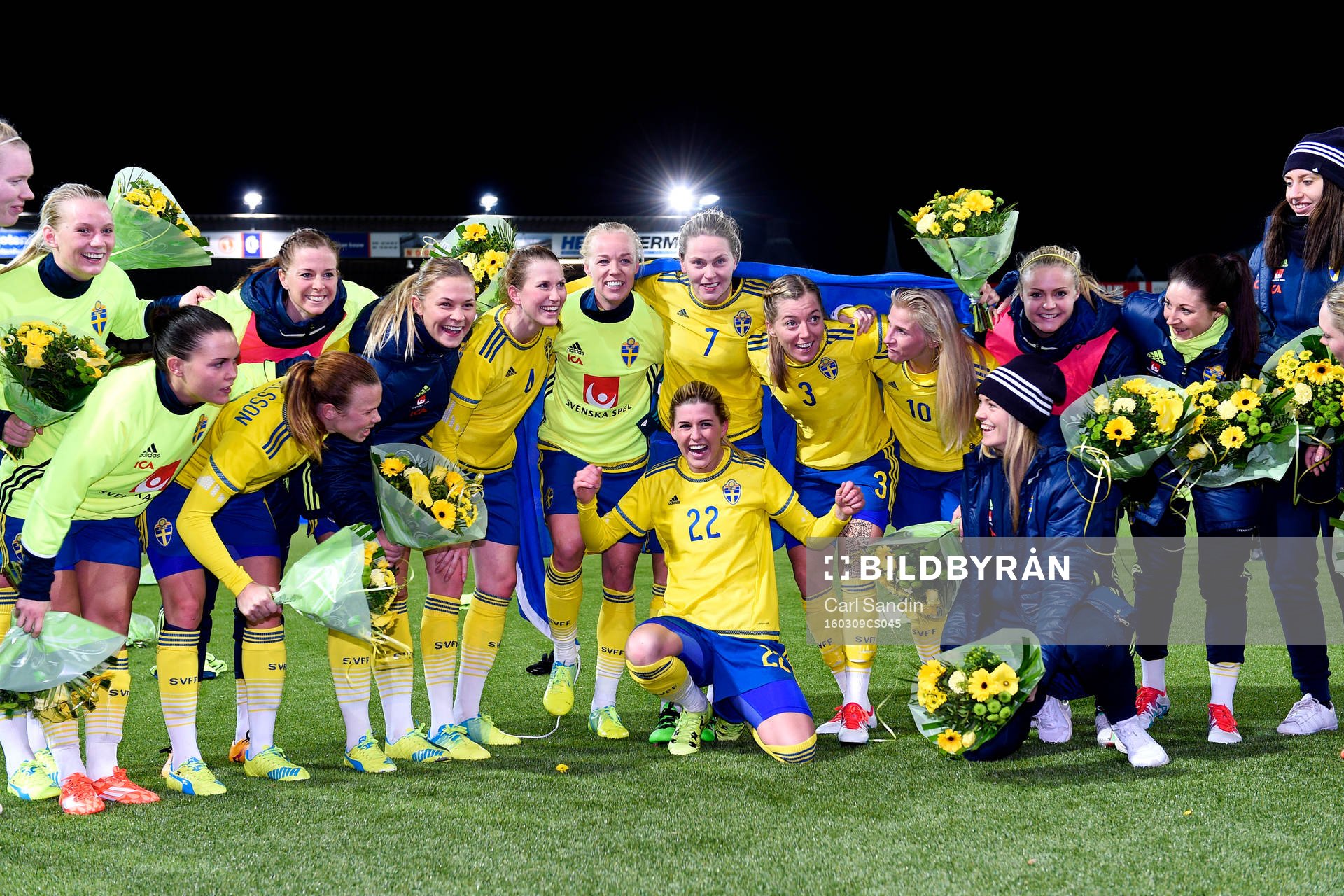 De svenska spelarna jublar efter OS-kvalmatchen i fotboll mellan Nederländerna och Sverige den 9 mars 2016 i Rotterdam.