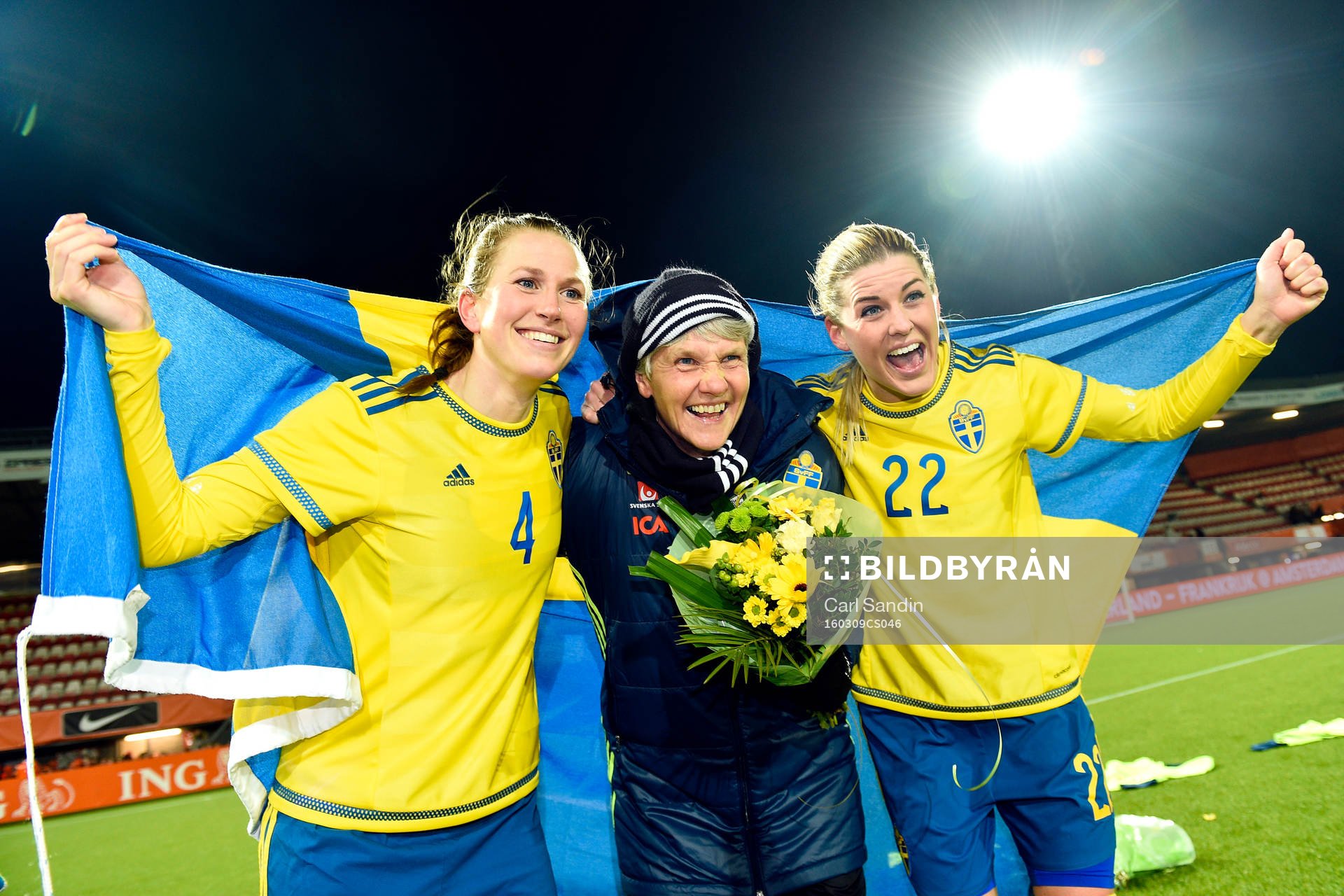 Sveriges Emma Berglund, förbundskapten Pia Sundhage och