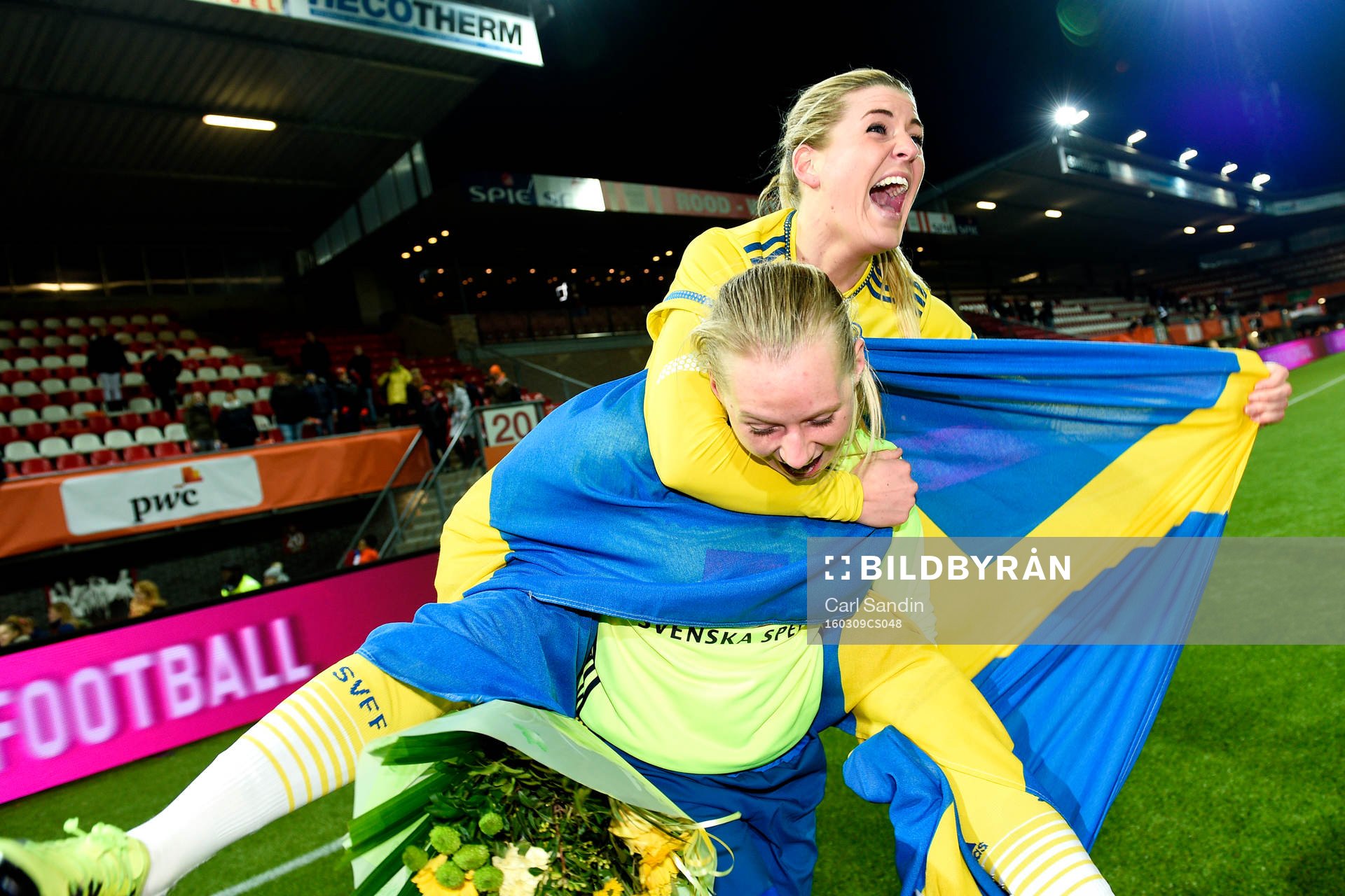 Sveriges Stina Blackstenius och Olivia Schough  jublar