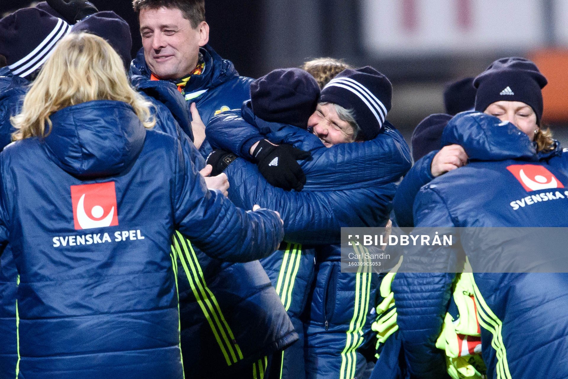 Sveriges förbundskapten Pia Sundhage kramar om