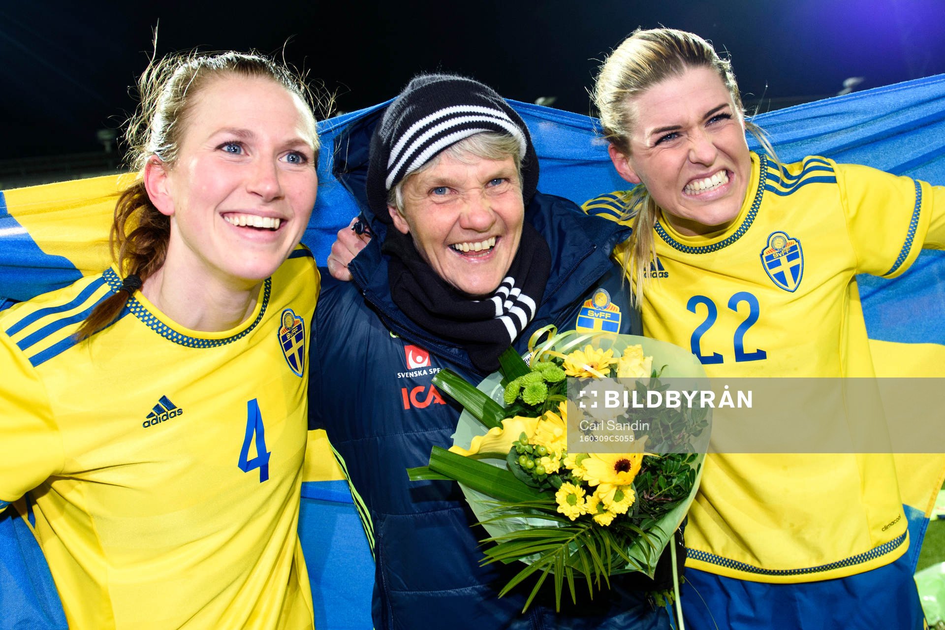 Sveriges Emma Berglund, förbundskapten Pia Sundhage och