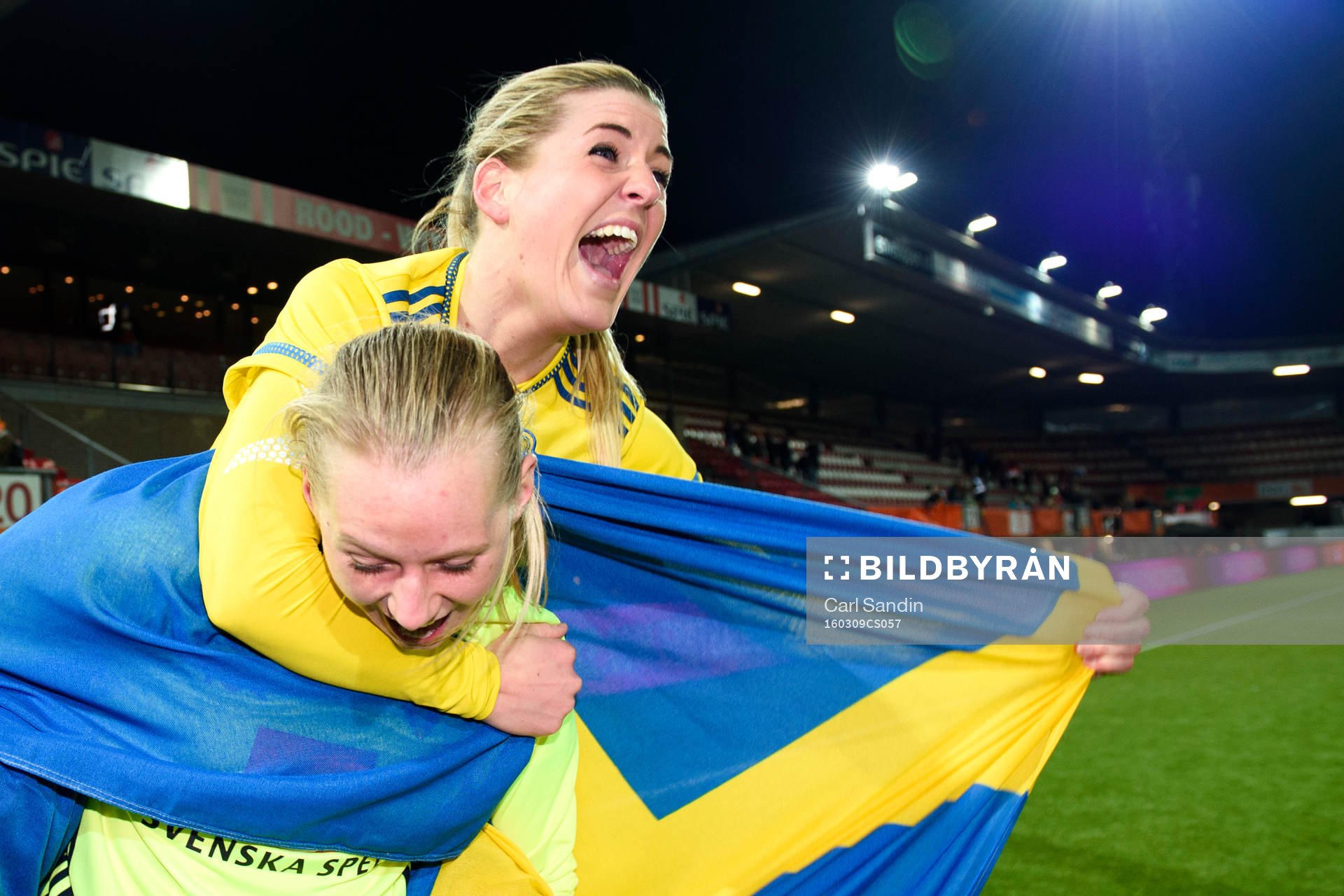 Sveriges Olivia Schough och Stina Blackstenius jublar