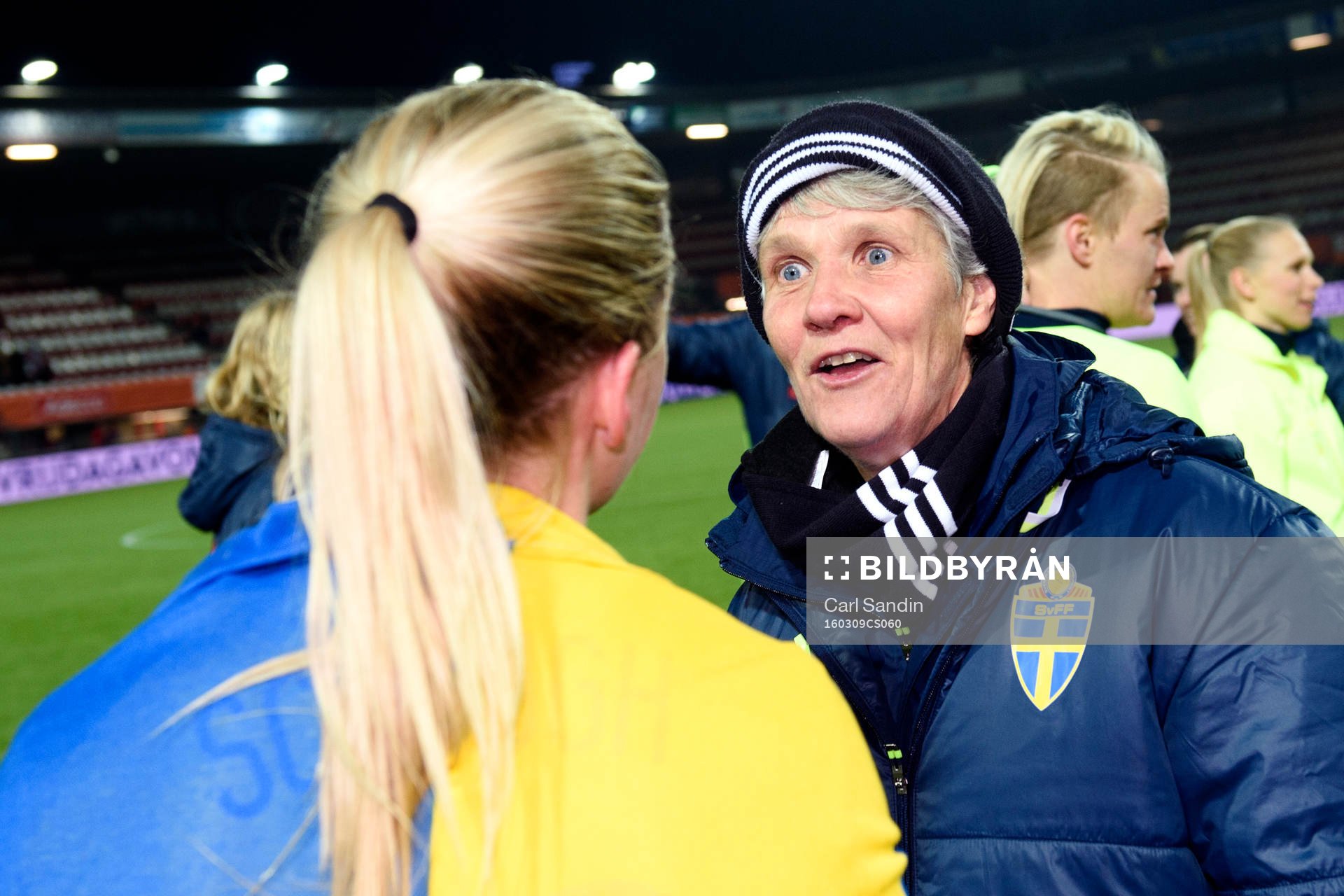 Sveriges Olivia Schough (vänd från kameran) pratar med