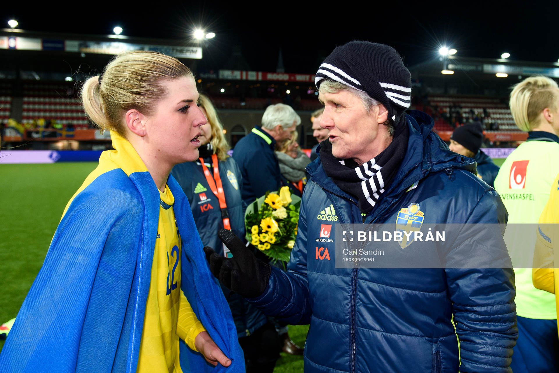 Sveriges Olivia Schough pratar med förbundskapten Pia Sundhage efter OS-kvalmatchen i fotboll mellan Nederländerna och Sverige den 9 mars 2016 i Rotterdam.