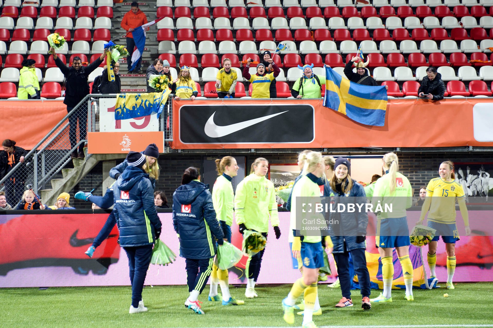 Svenska supportrar jublar med laget