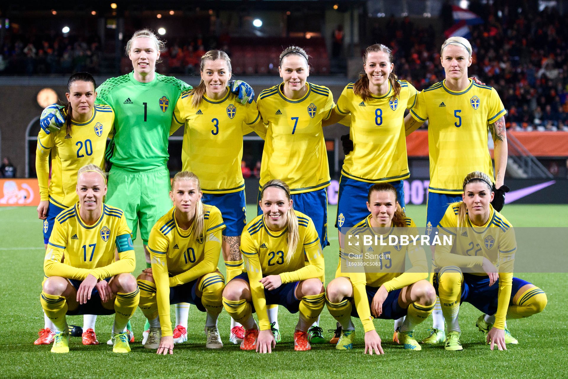 Sveriges startelva inför OS-kvalmatchen i fotboll mellan Nederländerna och Sverige den 9 mars 2016 i Rotterdam. Bakre raden fr.v. Emilia Appelqvist, målvakt Hedvig Lindahl, Linda Sembrant, Lisa Dahlkvist, Lotta Schelin, Nilla Fischer. Främre raden fr.v. Caroline Seger, Sofia Jakobsson, Elin Rubensson, Jessica Samuelsson, Olivia Schough.
