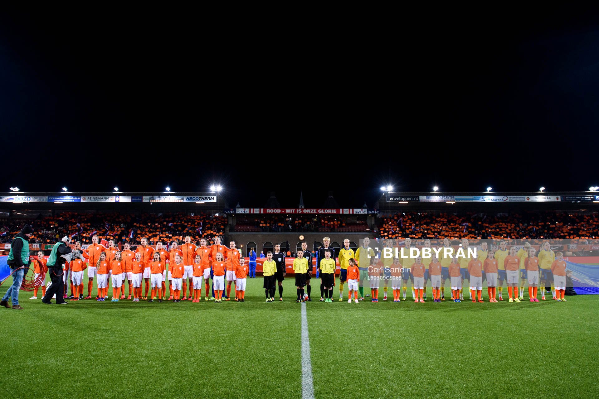 Laget står uppställda för lineup innan OS-kvalmatchen i