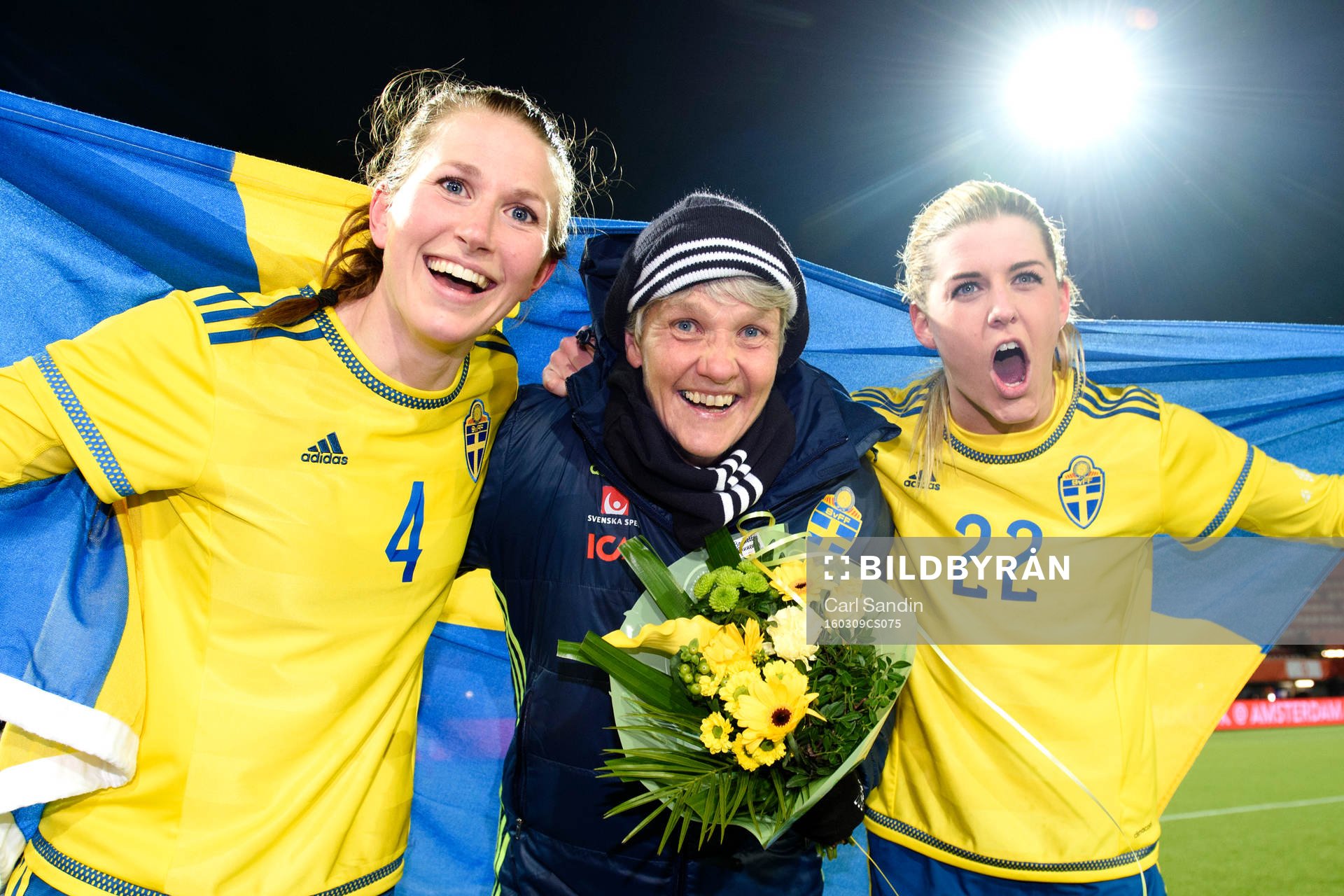 Sveriges Emma Berglund, förbundskapten Pia Sundhage och Olivia Schough jublar efter OS-kvalmatchen i fotboll mellan Nederländerna och Sverige den 9 mars 2016 i Rotterdam.