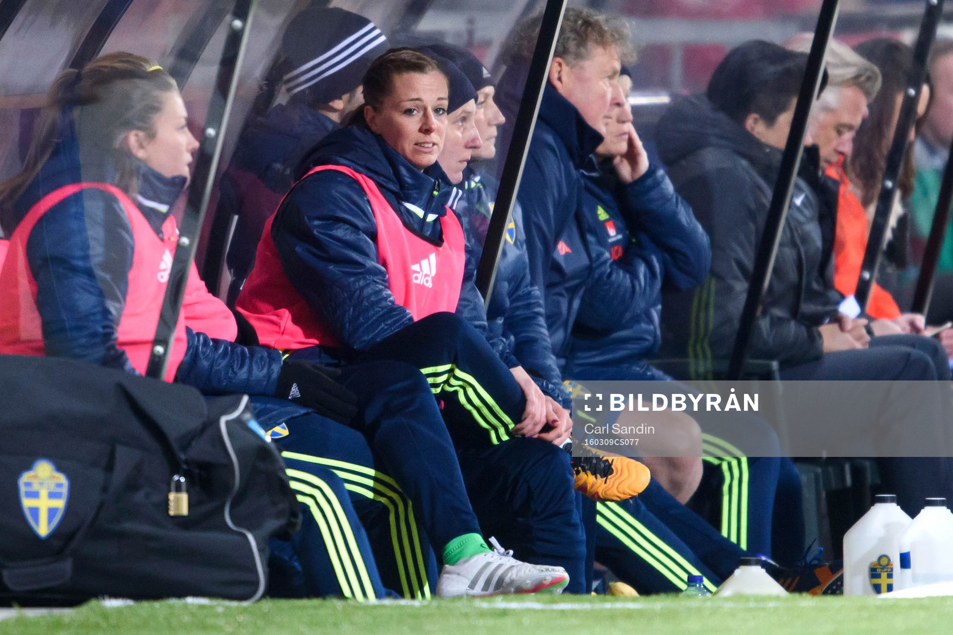 Sveriges Lotta Schelin på bänken under OS-kvalmatchen i fotboll mellan Nederländerna och Sverige den 9 mars 2016 i Rotterdam.