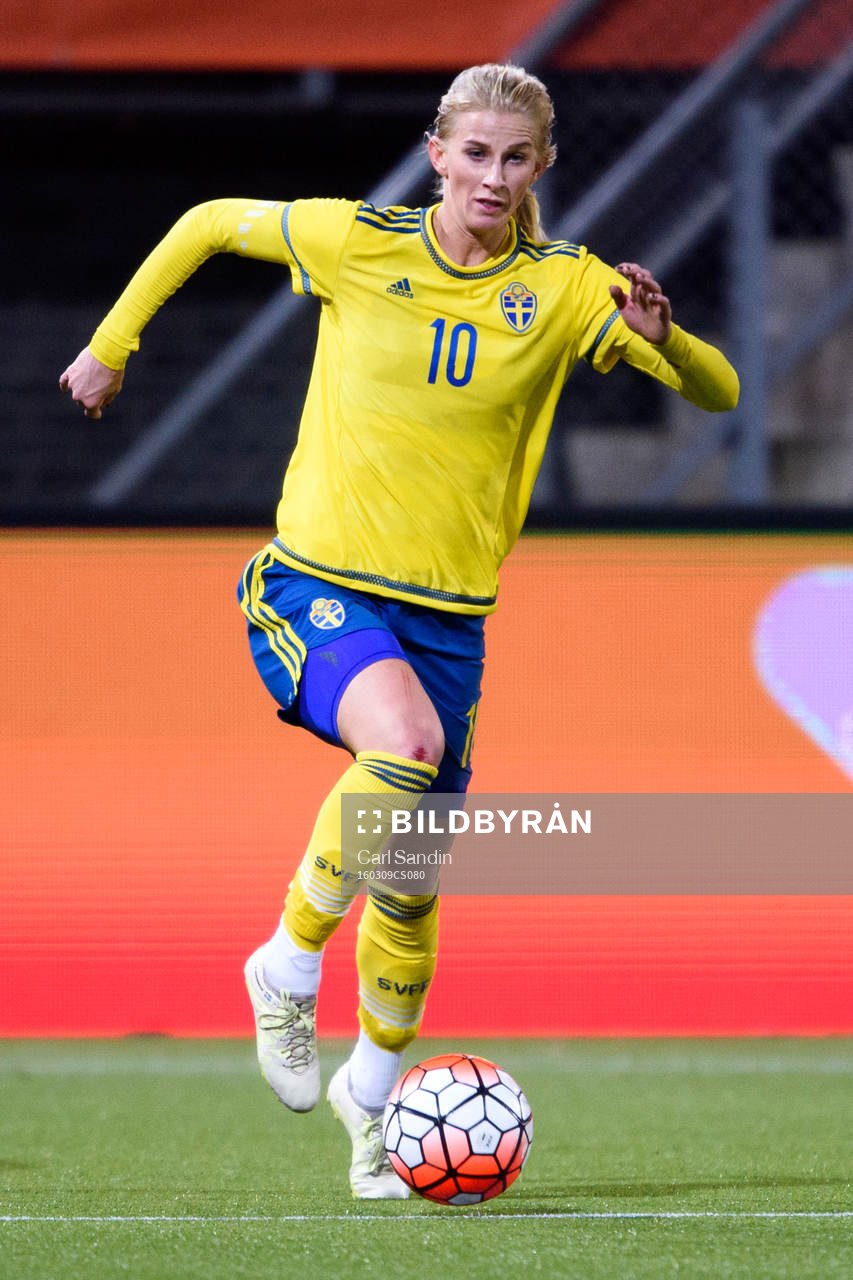 Sveriges Sofia Jakobsson under OS-kvalmatchen i fotboll mellan Nederländerna och Sverige den 9 mars 2016 i Rotterdam.