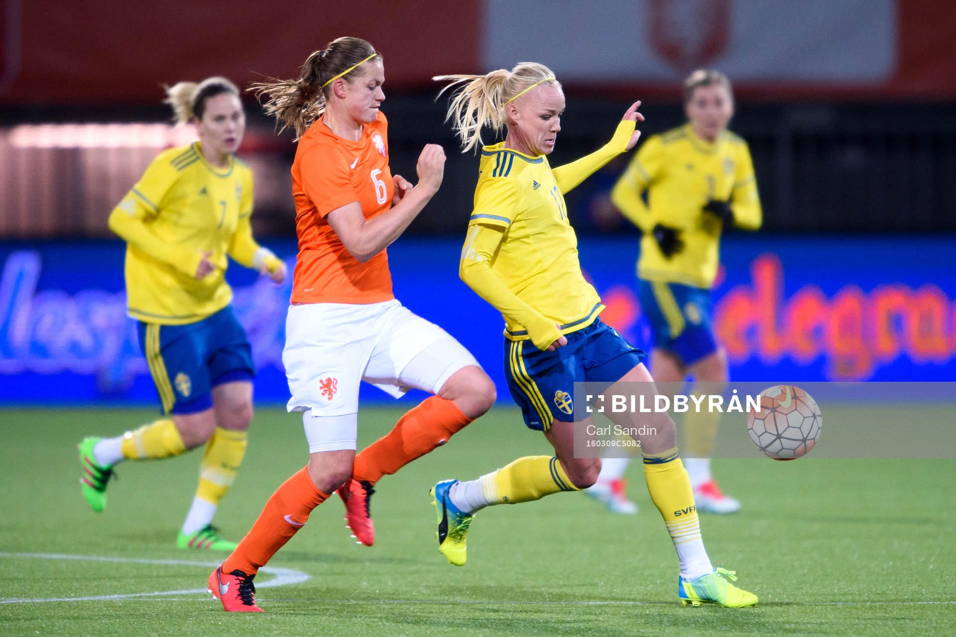 Nederländernas Anouk Dekker och Sveriges Caroline Seger under OS-kvalmatchen i fotboll mellan Nederländerna och Sverige den 9 mars 2016 i Rotterdam.