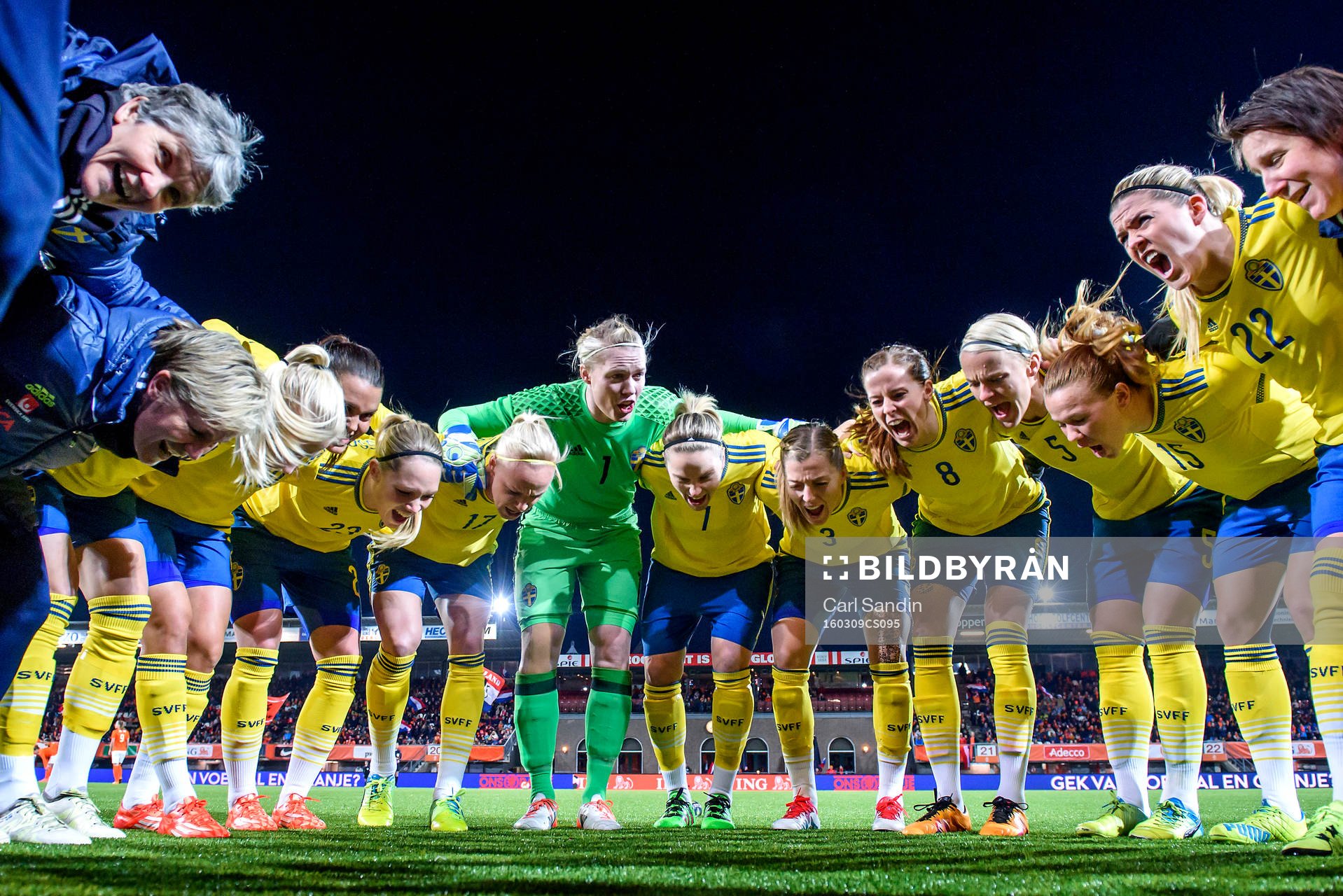 De svenska spelarna samlas innan OS-kvalmatchen i fotboll mellan Nederländerna och Sverige den 9 mars 2016 i Rotterdam.