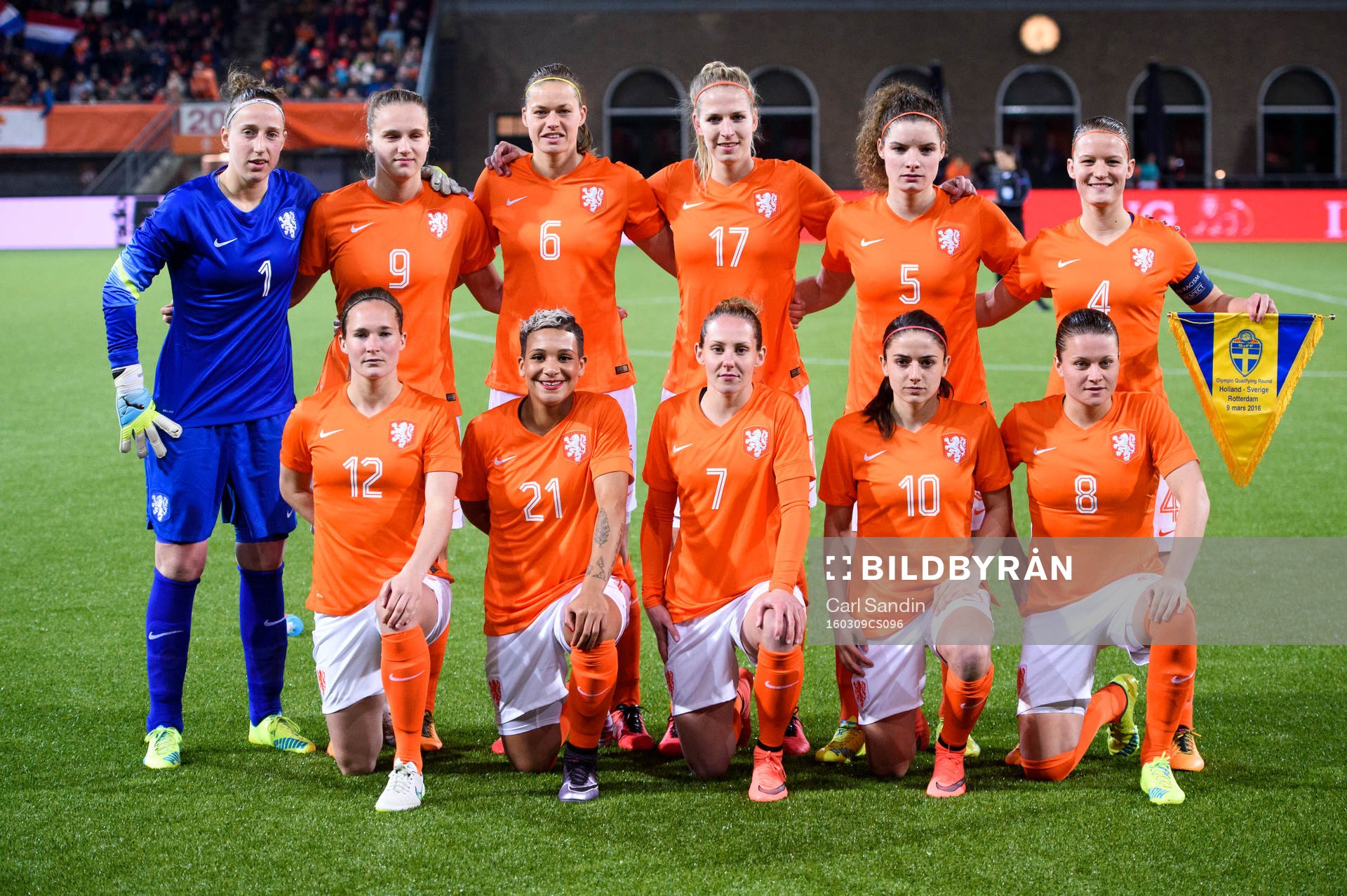 Nederländernas startelva inför OS-kvalmatchen i fotboll mellan Nederländerna och Sverige den 9 mars 2016 i Rotterdam. Bakre raden fr.v. målvakt Sari van Veenendaal, Vivianne Miedema, Anouk Dekker, Kelly Zeeman, Dominique Jansen, Mandy van den Berg. Främre raden fr.v. Desiree van Lunteren, Shanice van de Senden, Manon Melis, Daniëlle van de Donk och Sherida Spitse.
