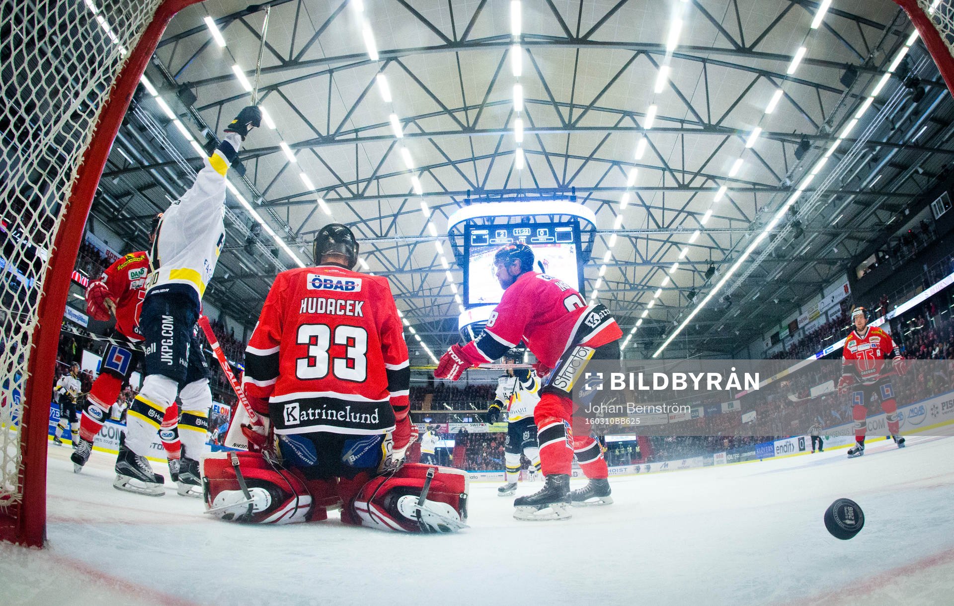 s Chris Campoli gör 2-1 och framför mål jublar Simon