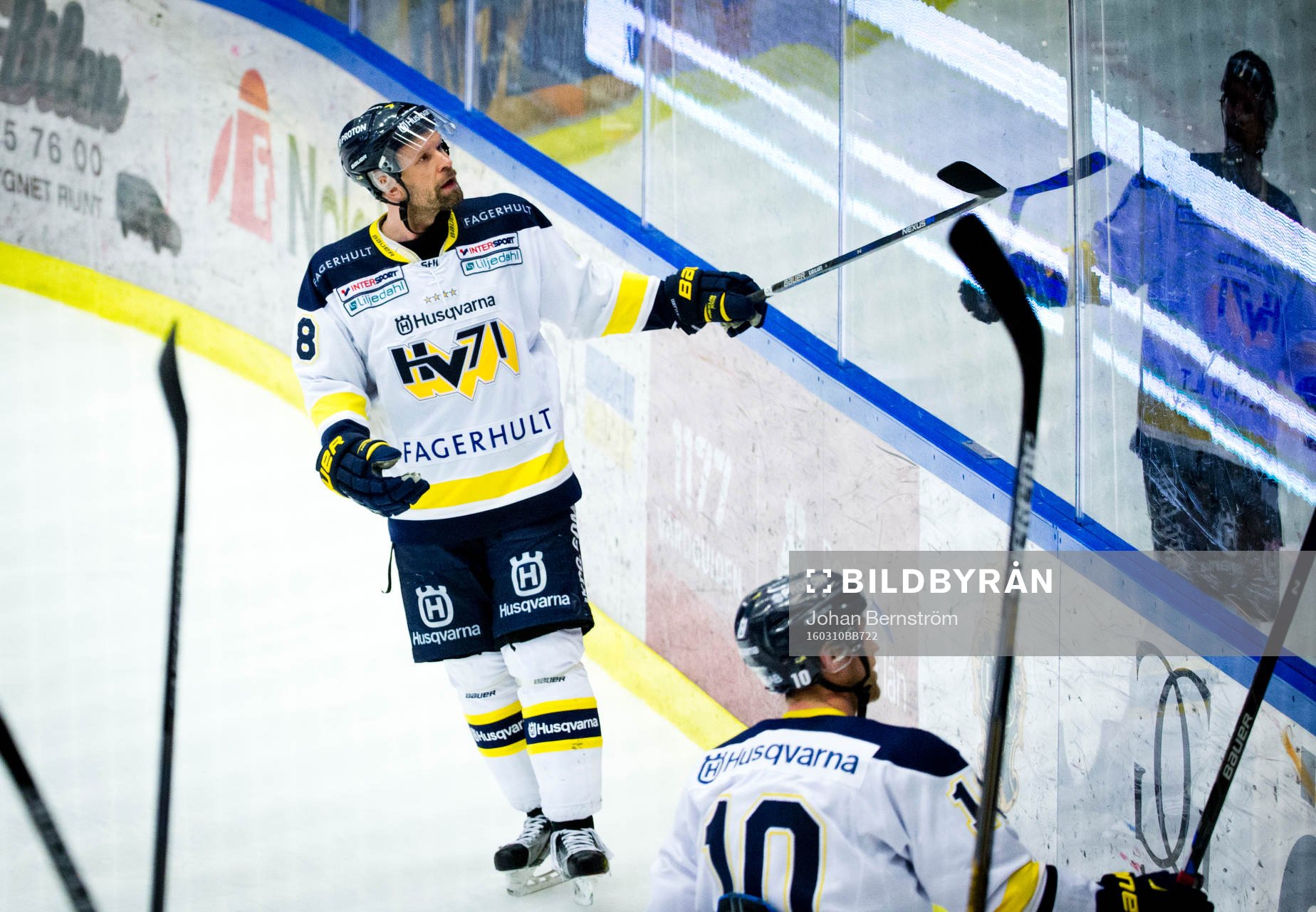 s Jere Karalahti jublar framför fansen