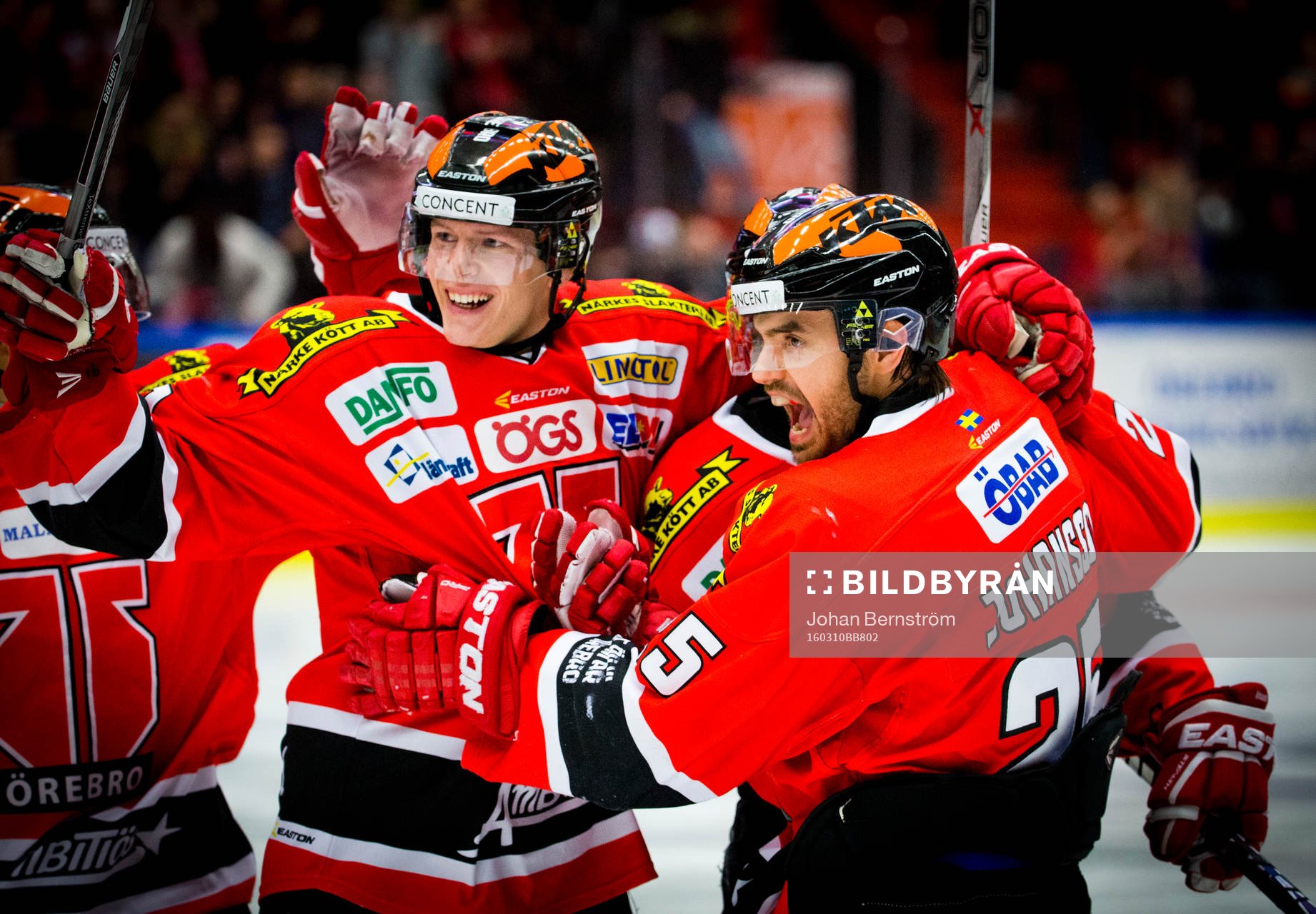 Örebros Jakub Krejcik och Martin Johansson jublar vid