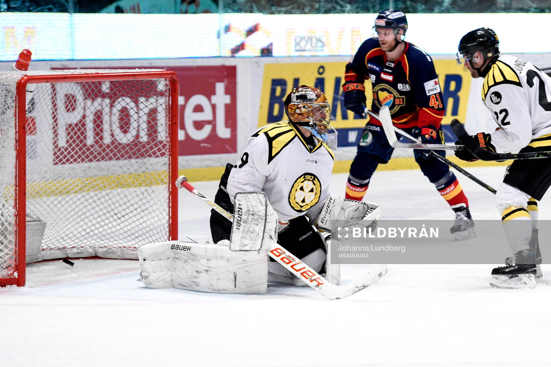 Brynäs målvakt Bernhard Starkbaum släpper in 1-0 av