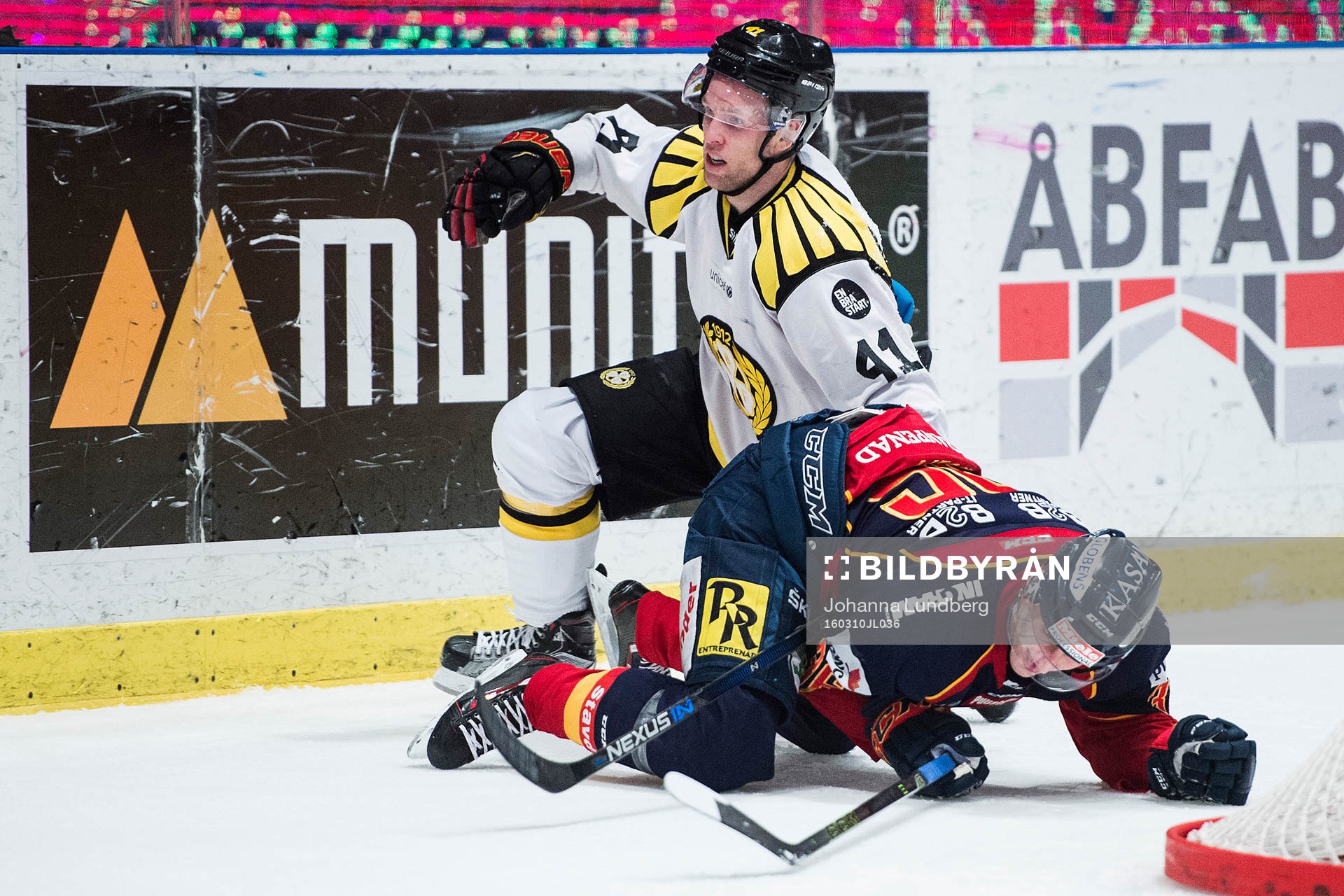 Brynäs Greg Scott och Djurgårdens Philip Holm  i