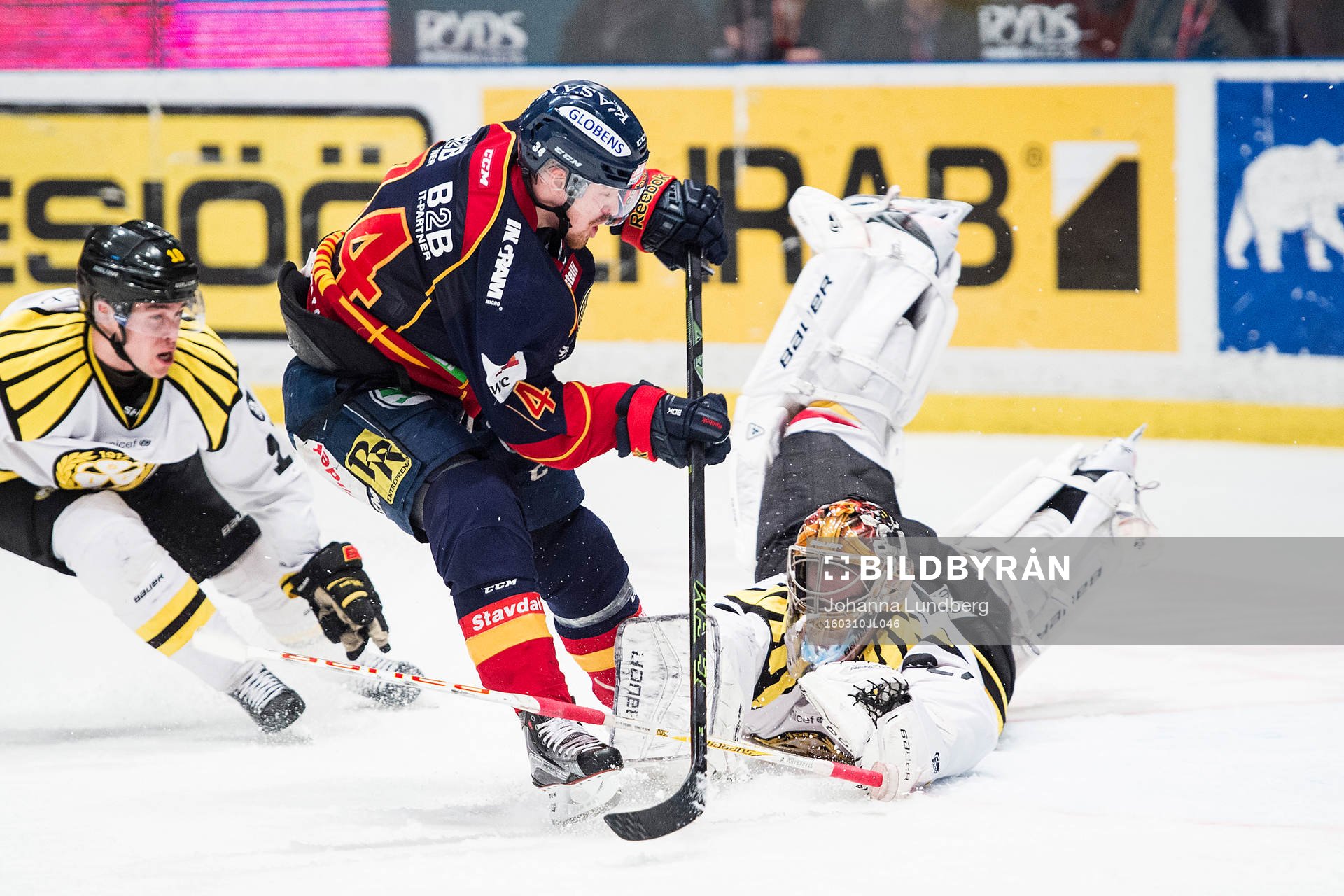 Djurgårdens Daniel Brodin kommer fri mot Brynäs målvakt