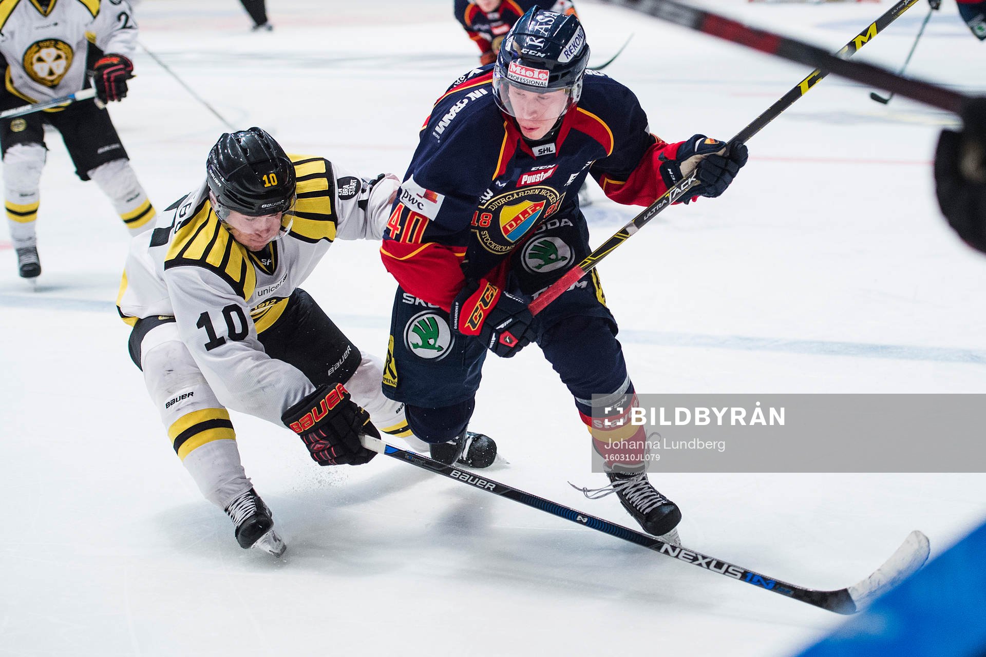 Brynäs Mattias Nörstebö försöker stoppa Djurgårdens