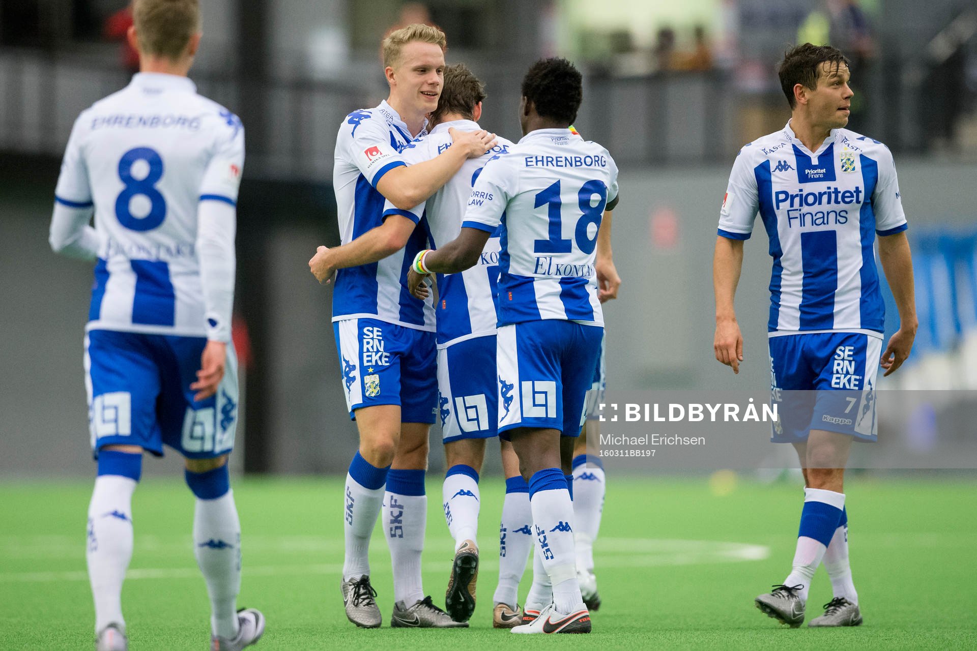 IFK Göteborgs Emil Salomonsson omfamnas av Hjörtur