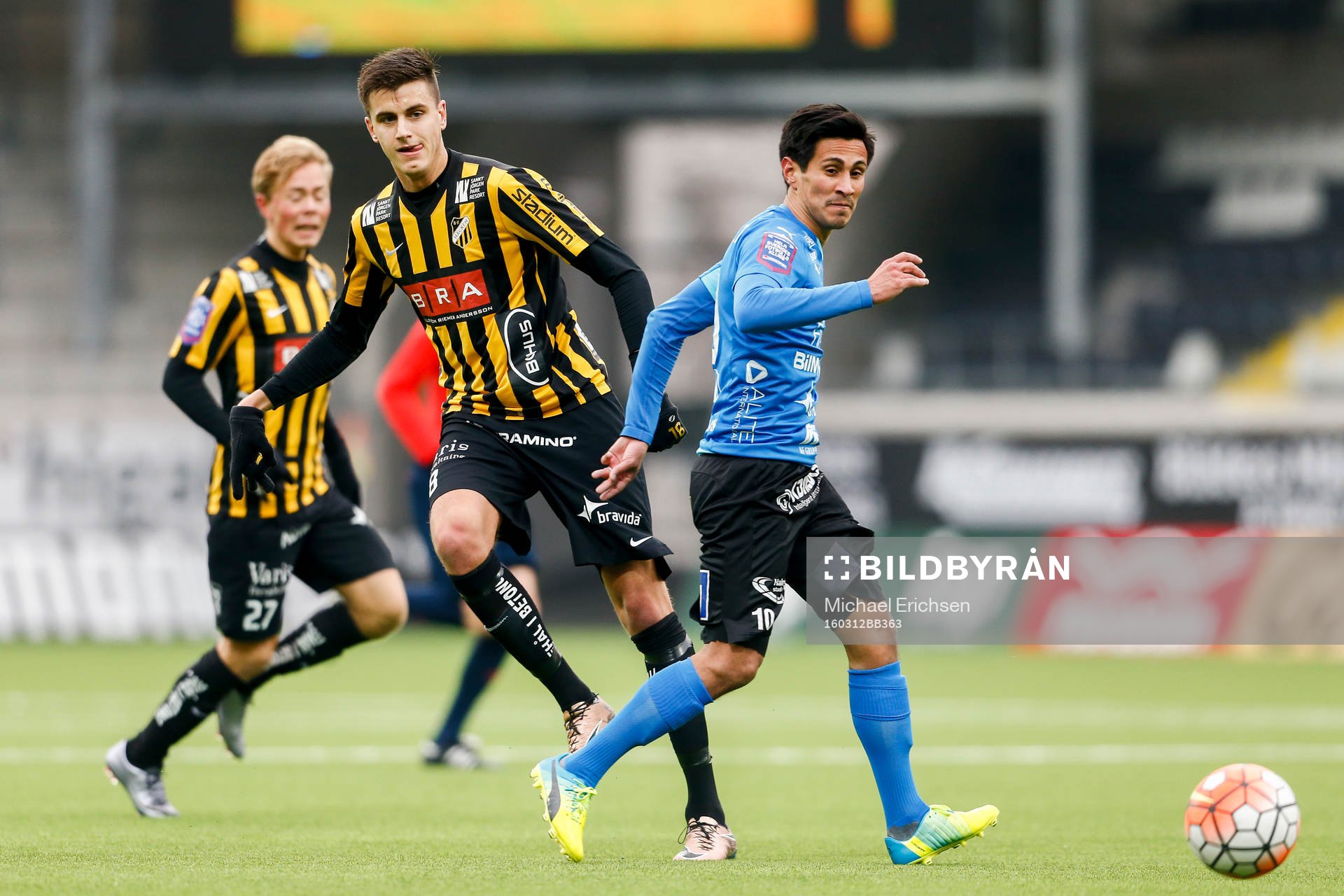 Häckens Alexander Jeremejeff och Halmstads Antonio Rojas